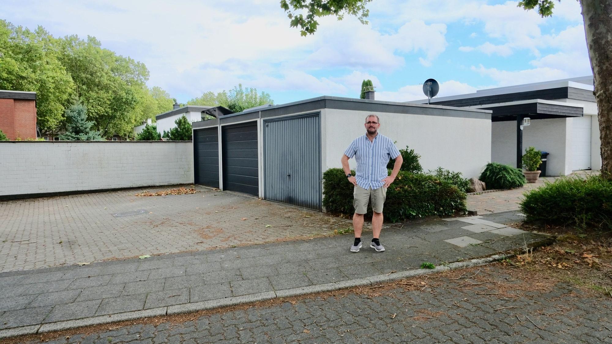 Holger Martini vor seiner Garage, zu der er gerne ein Stromkabel verlegen möchte.