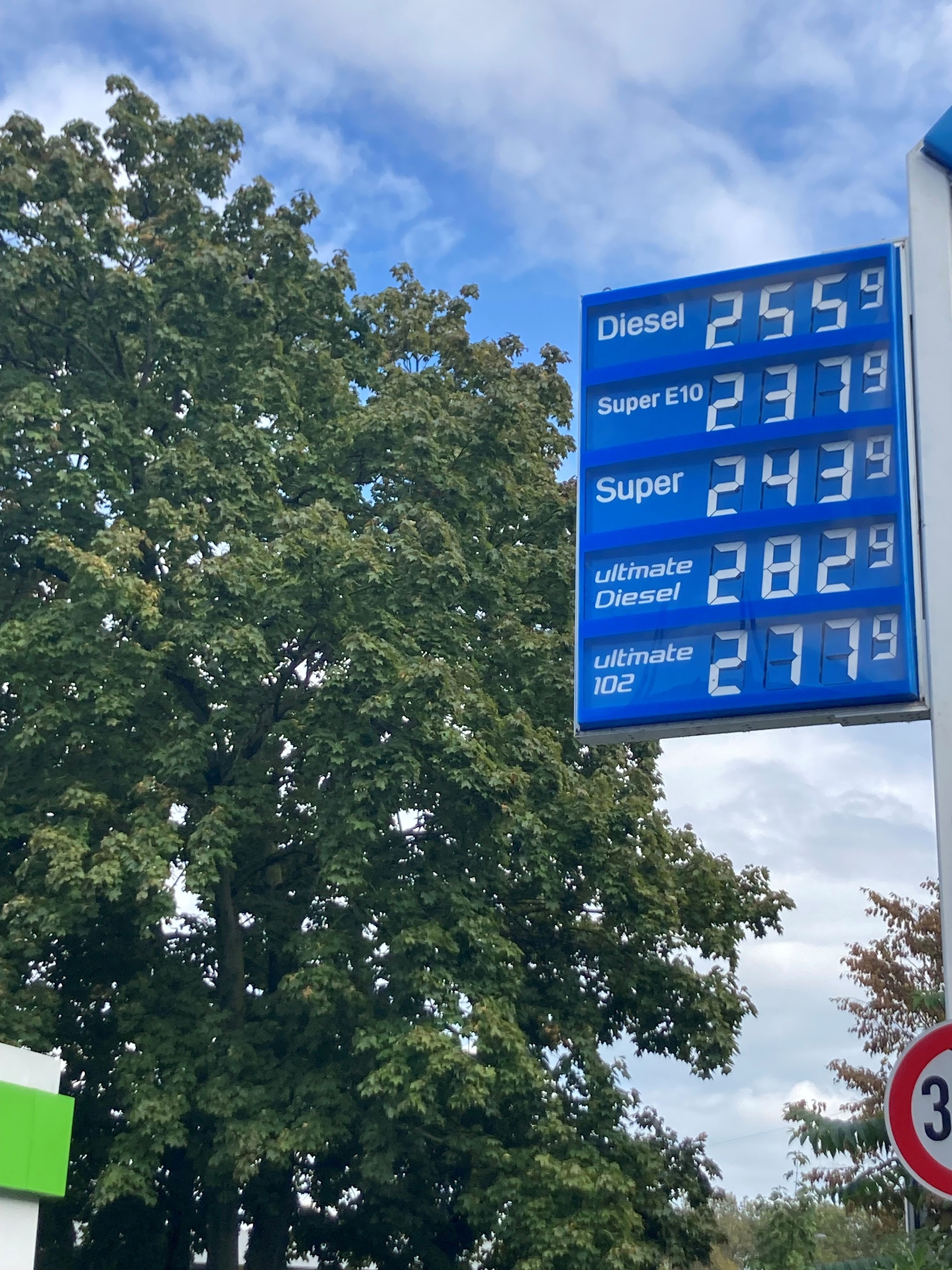 Die Anzeigetafel einer Kölner Tankstelle zeigt die Auswirkungen der steigenden Rohölpreise für den Endverbraucher.