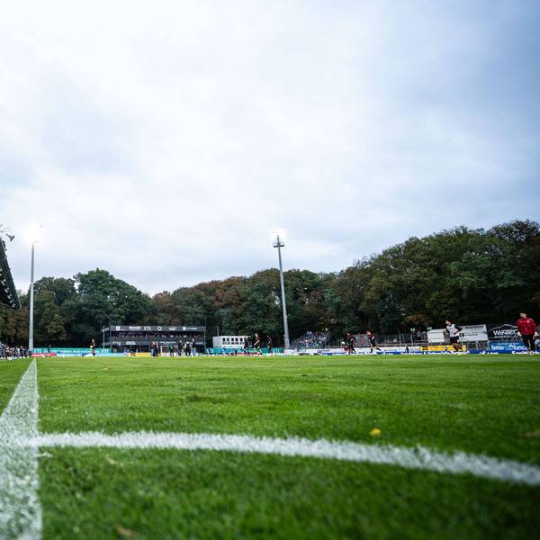 Eckfahne und Flutlicht 11.09.2026: 3. Liga, Viktoria Köln - Hansa Rostock im Sportpark Höhenberg. WICHTIGER HINWEIS: Gemäß den Vorgaben des DFB und der DFL ist es untersagt, in dem Stadion und/oder vom Spiel angefertigte Fotoaufnahmen in Form von Sequenzbildern und/oder videoähnlichen Fotostrecken zu verwerten bzw. verwerten zu lassen. *** Corner Flag and Floodlights, September 11, 2026, 3rd Division, Viktoria Köln vs. Hansa Rostock at Sportpark Höhenberg IMPORTANT NOTICE: In accordance with DFB and DFL regulations, it is prohibited to use or allow the use of photographs taken in the stadium and/or during the game in the form of sequential images and/or video-like photo series. Copyright: xJordyxFourgonx