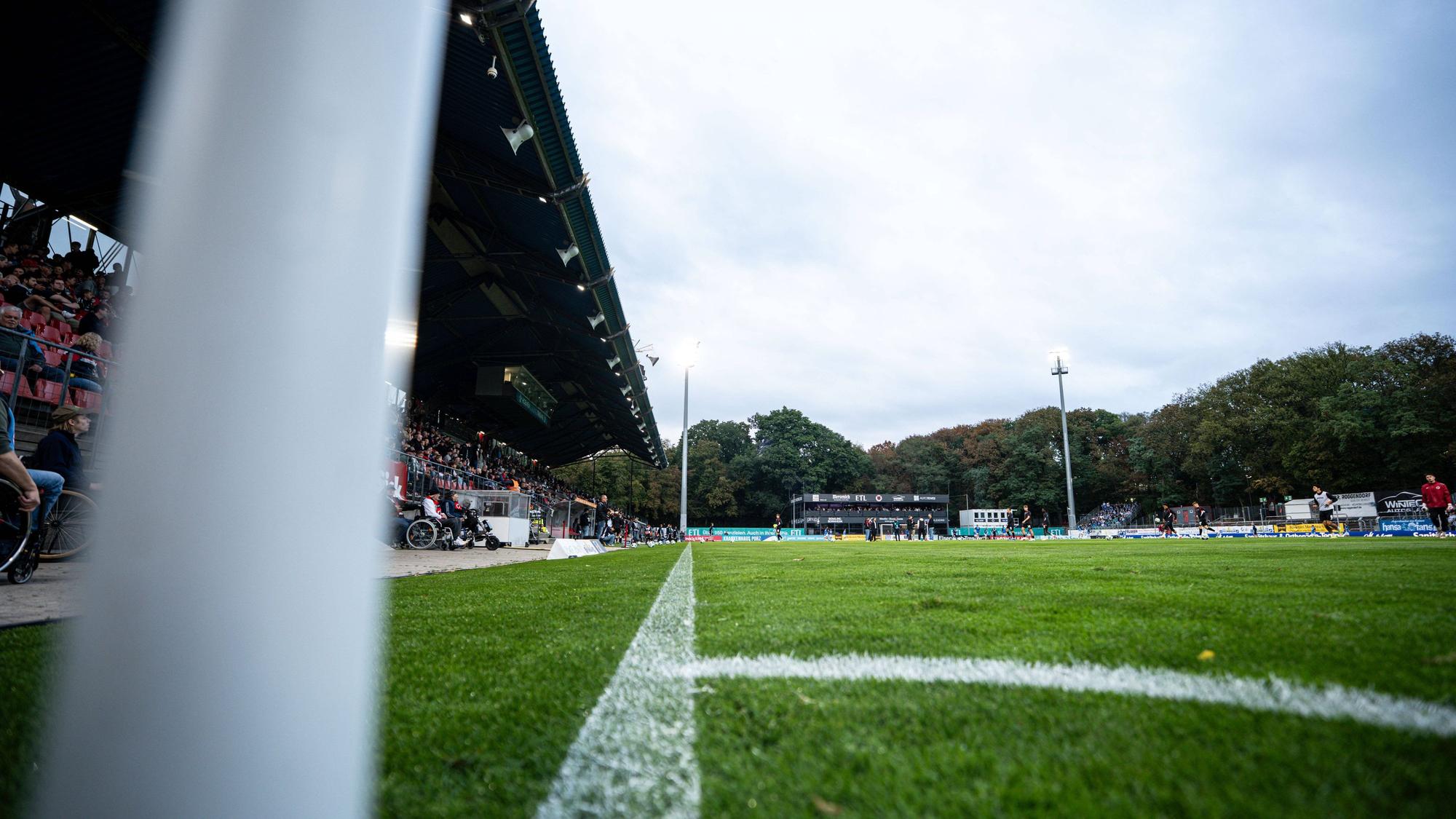 Eckfahne und Flutlicht 11.09.2026: 3. Liga, Viktoria Köln - Hansa Rostock im Sportpark Höhenberg. WICHTIGER HINWEIS: Gemäß den Vorgaben des DFB und der DFL ist es untersagt, in dem Stadion und/oder vom Spiel angefertigte Fotoaufnahmen in Form von Sequenzbildern und/oder videoähnlichen Fotostrecken zu verwerten bzw. verwerten zu lassen. *** Corner Flag and Floodlights, September 11, 2026, 3rd Division, Viktoria Köln vs. Hansa Rostock at Sportpark Höhenberg IMPORTANT NOTICE: In accordance with DFB and DFL regulations, it is prohibited to use or allow the use of photographs taken in the stadium and/or during the game in the form of sequential images and/or video-like photo series. Copyright: xJordyxFourgonx