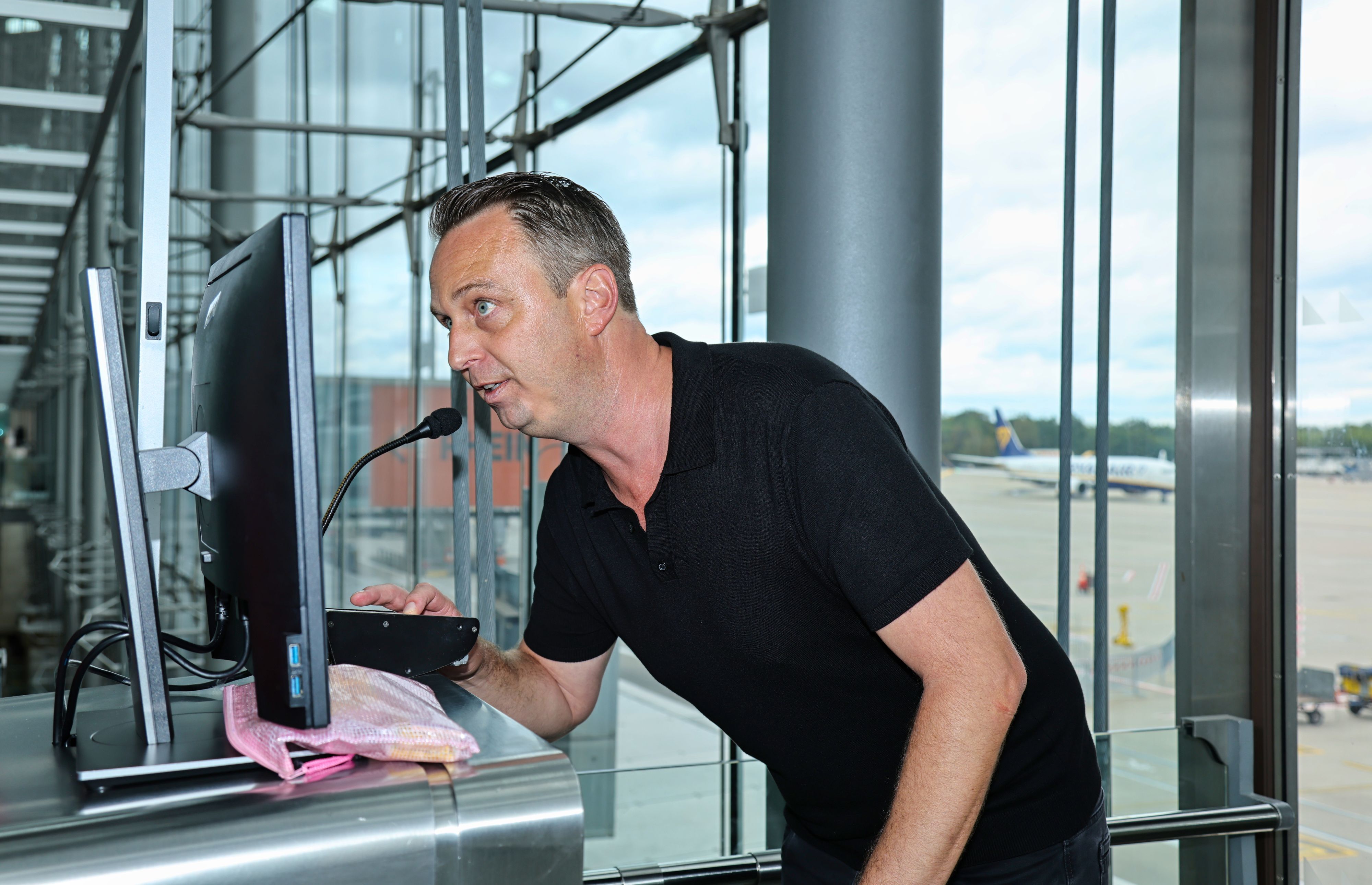 Lukas Wachten bei einer Ansage am Flughafen-Gate.