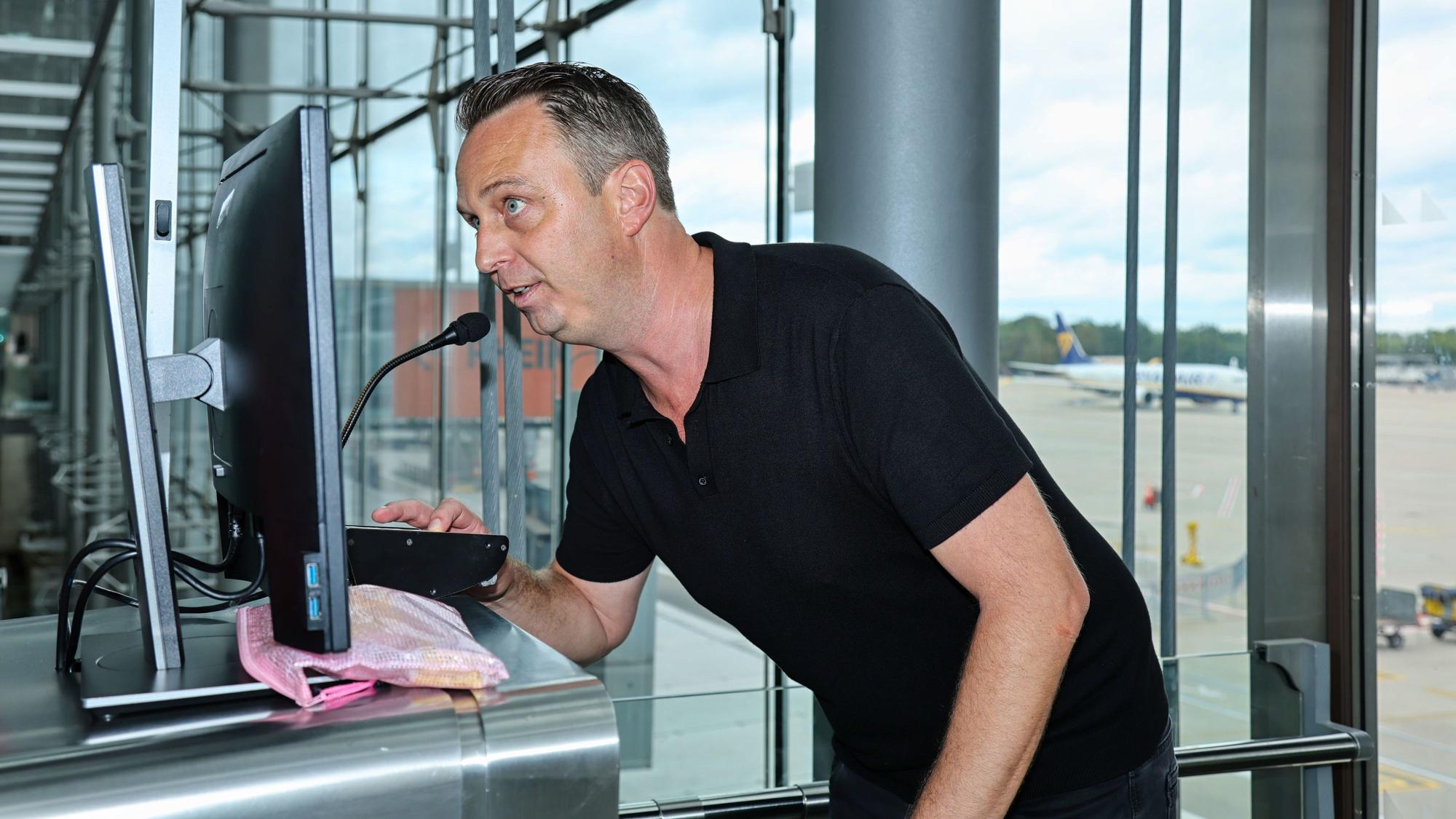 Lukas Wachten bei einer Ansage am Flughafen-Gate.
