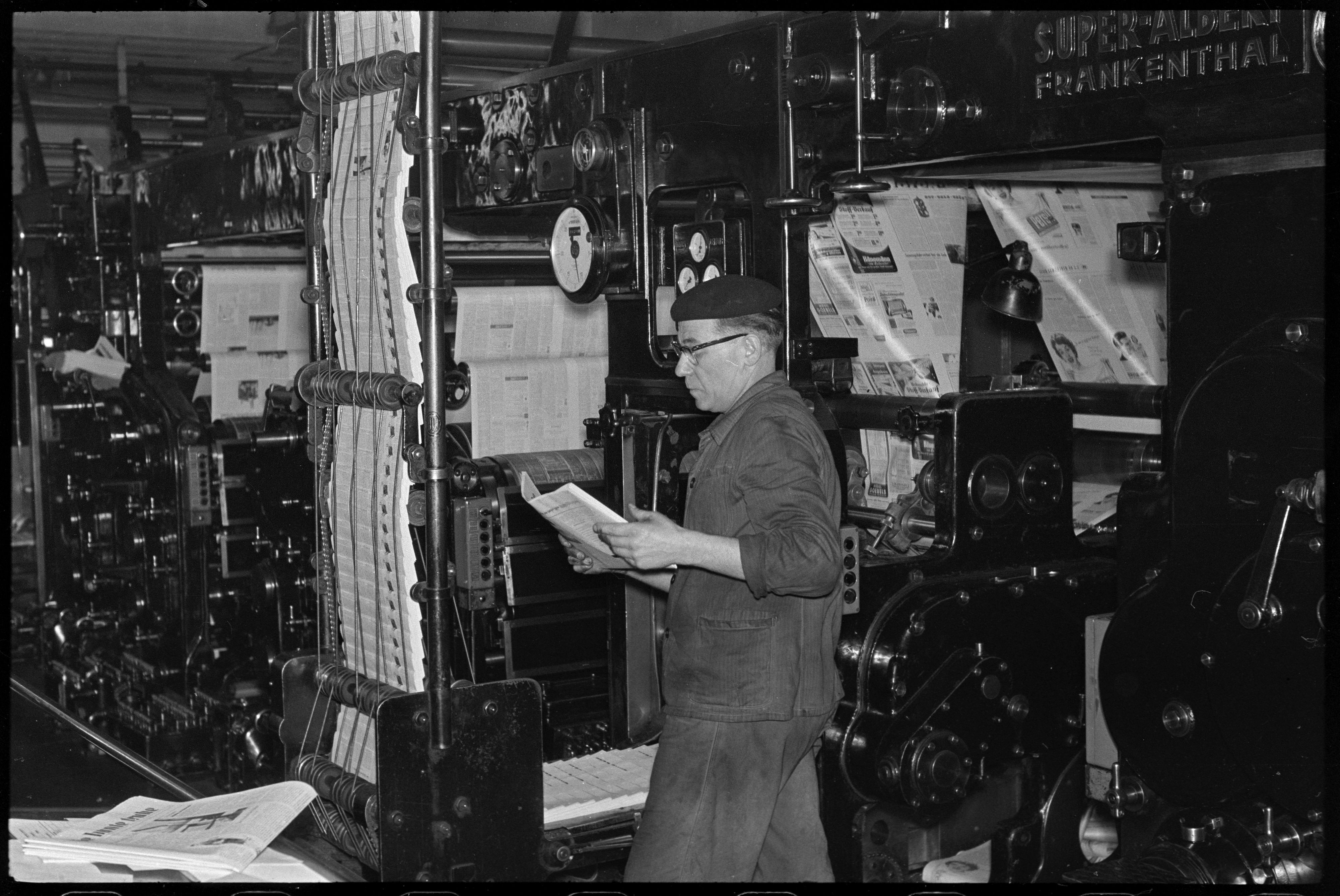 Zeitungsdrucker bei der Arbeit