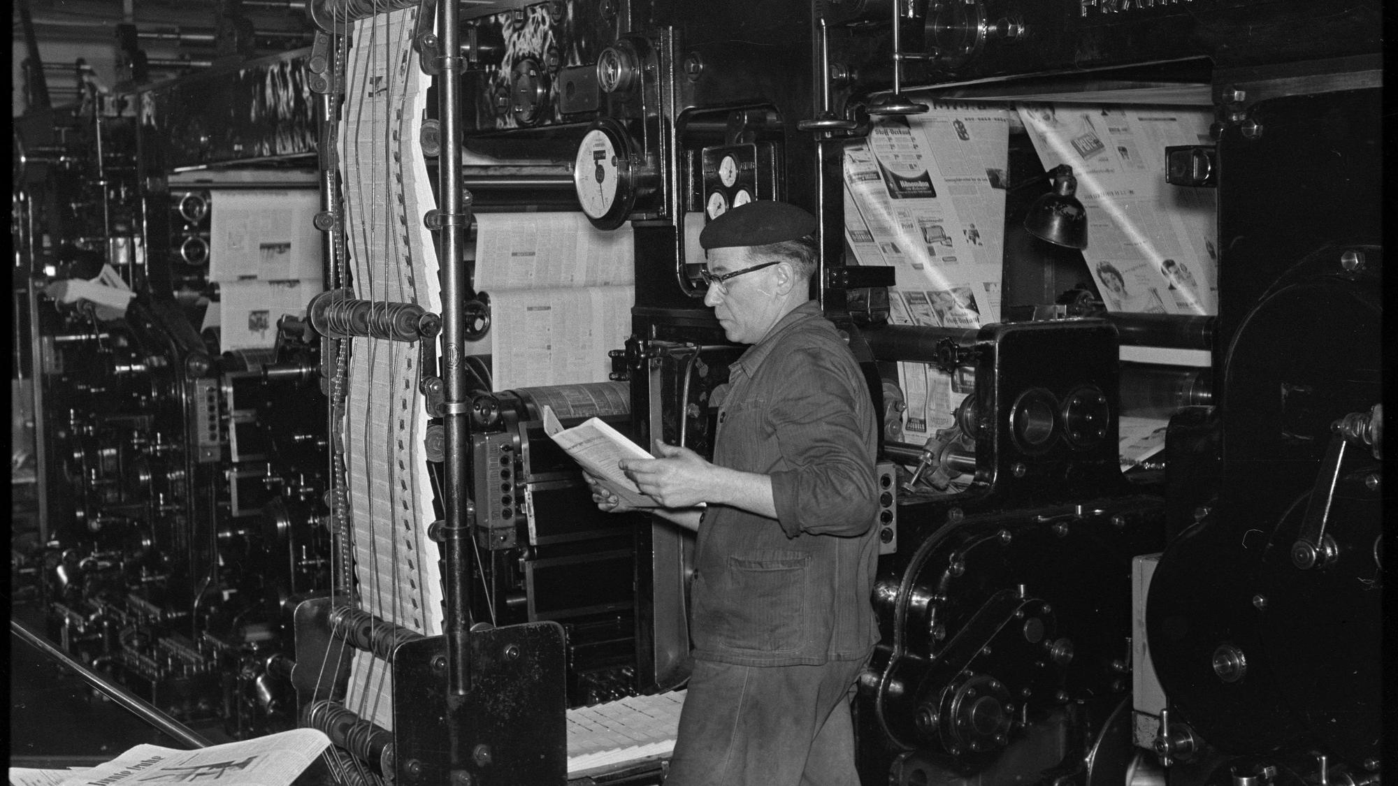 Zeitungsdrucker bei der Arbeit