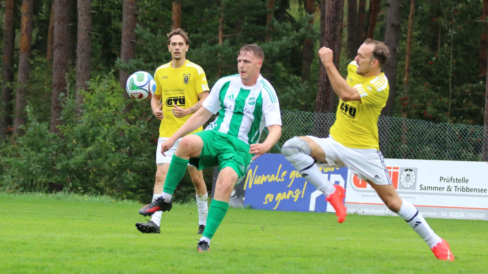 Das Bild zeigt den Sötenicher Angreifer im Duell mit einem Gegenspieler.