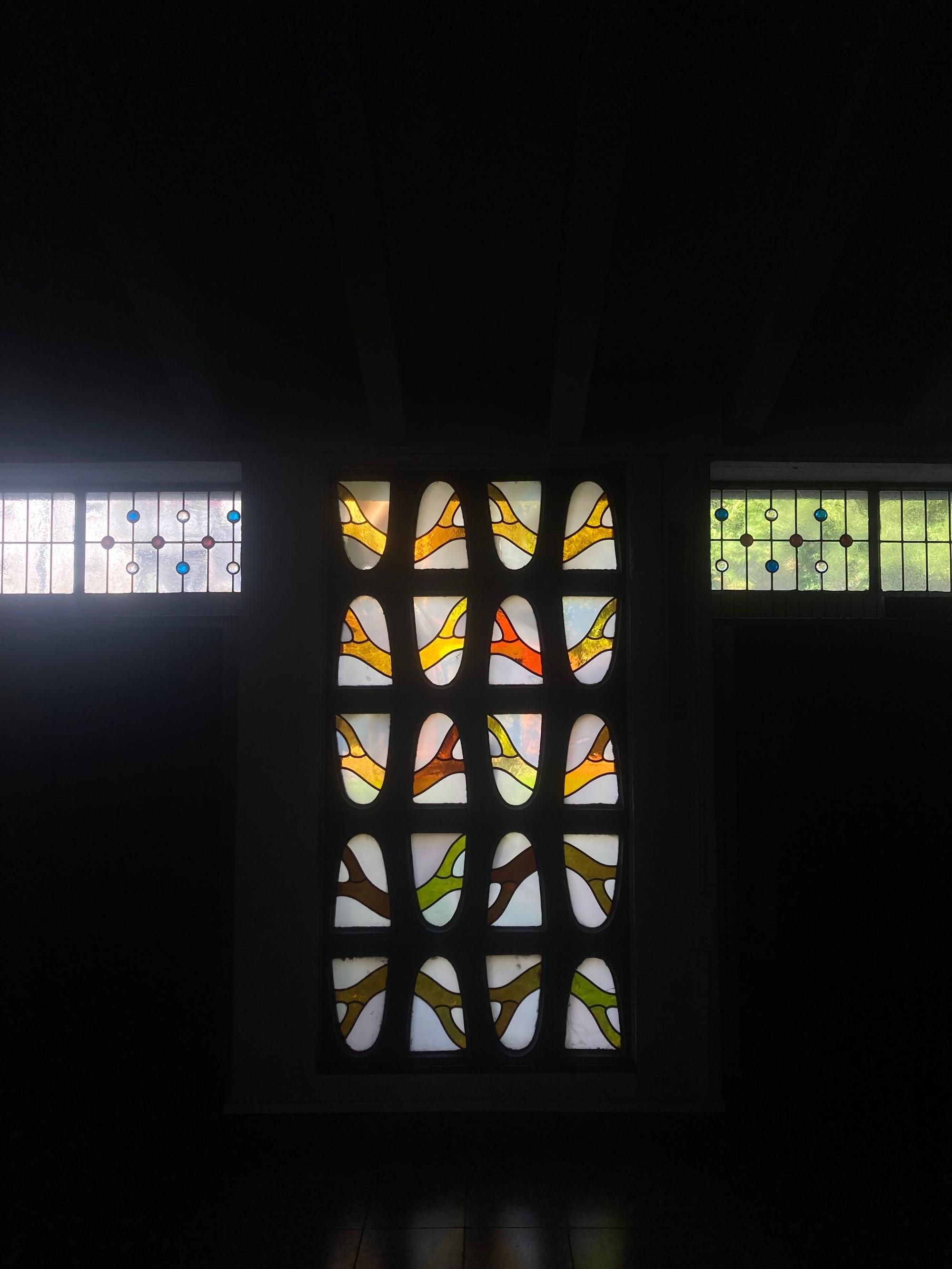 Die modern gestalteten bleiverglasten Fenster in der Kirche sind Kunstwerke für sich.