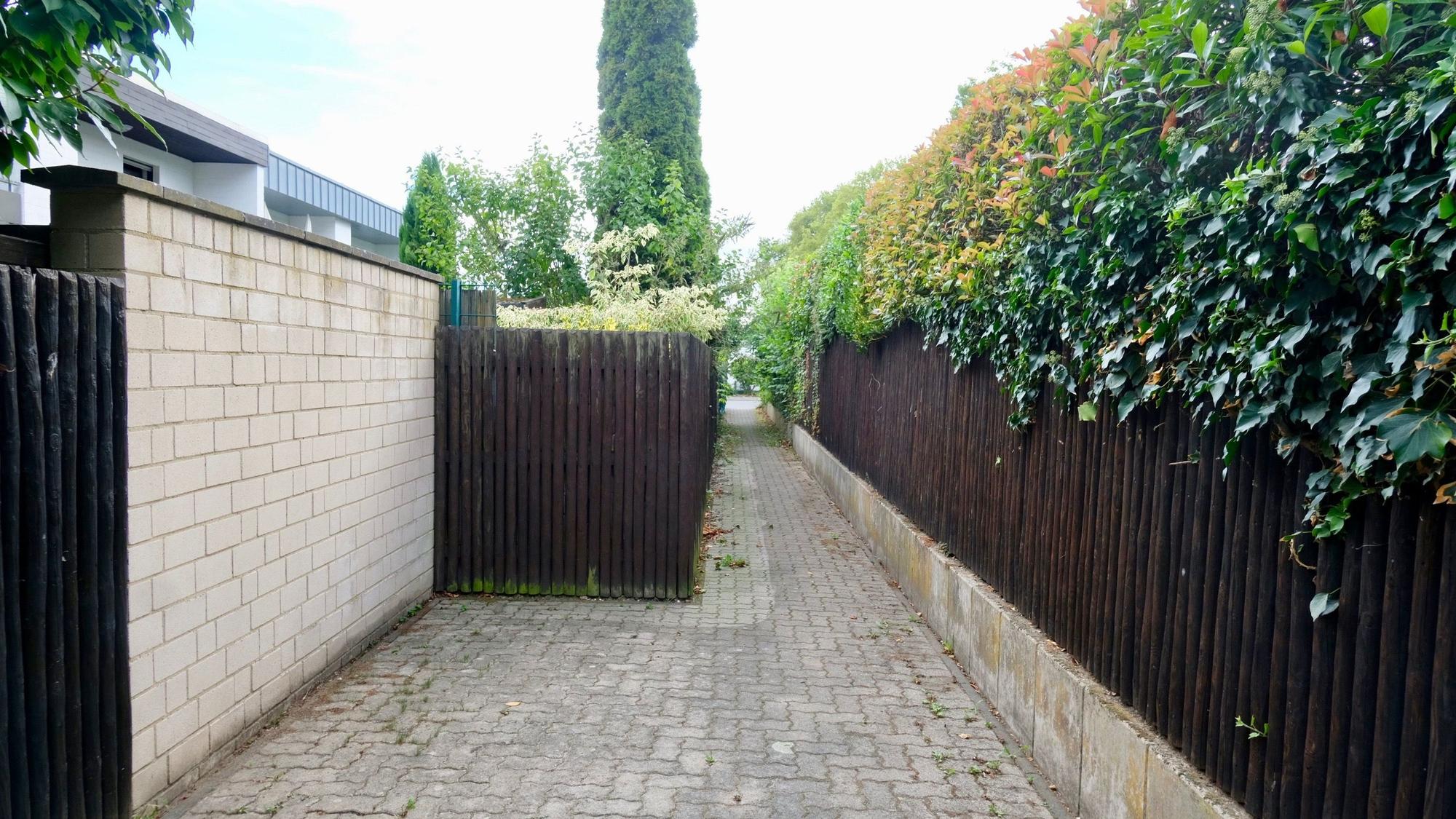 Durch den Weg rechts müsste das Stromkabel vom Haus der Martinis zur Garage verlegt werden.