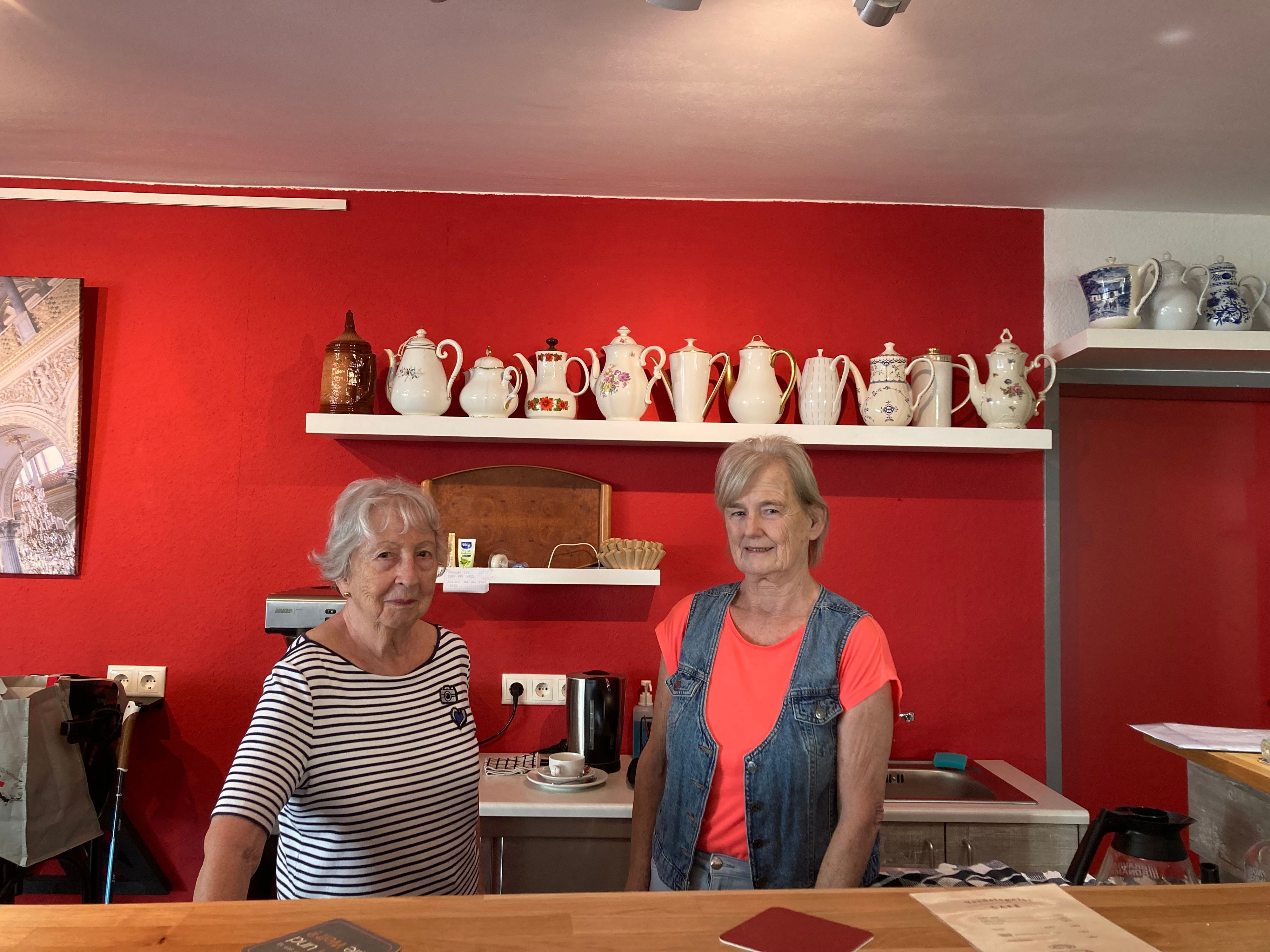 Die Zollstockerinnen Elke Noelle (l.) und Josi Spees helfen ehrenamtlich im Veedelsgeist-Café aus.