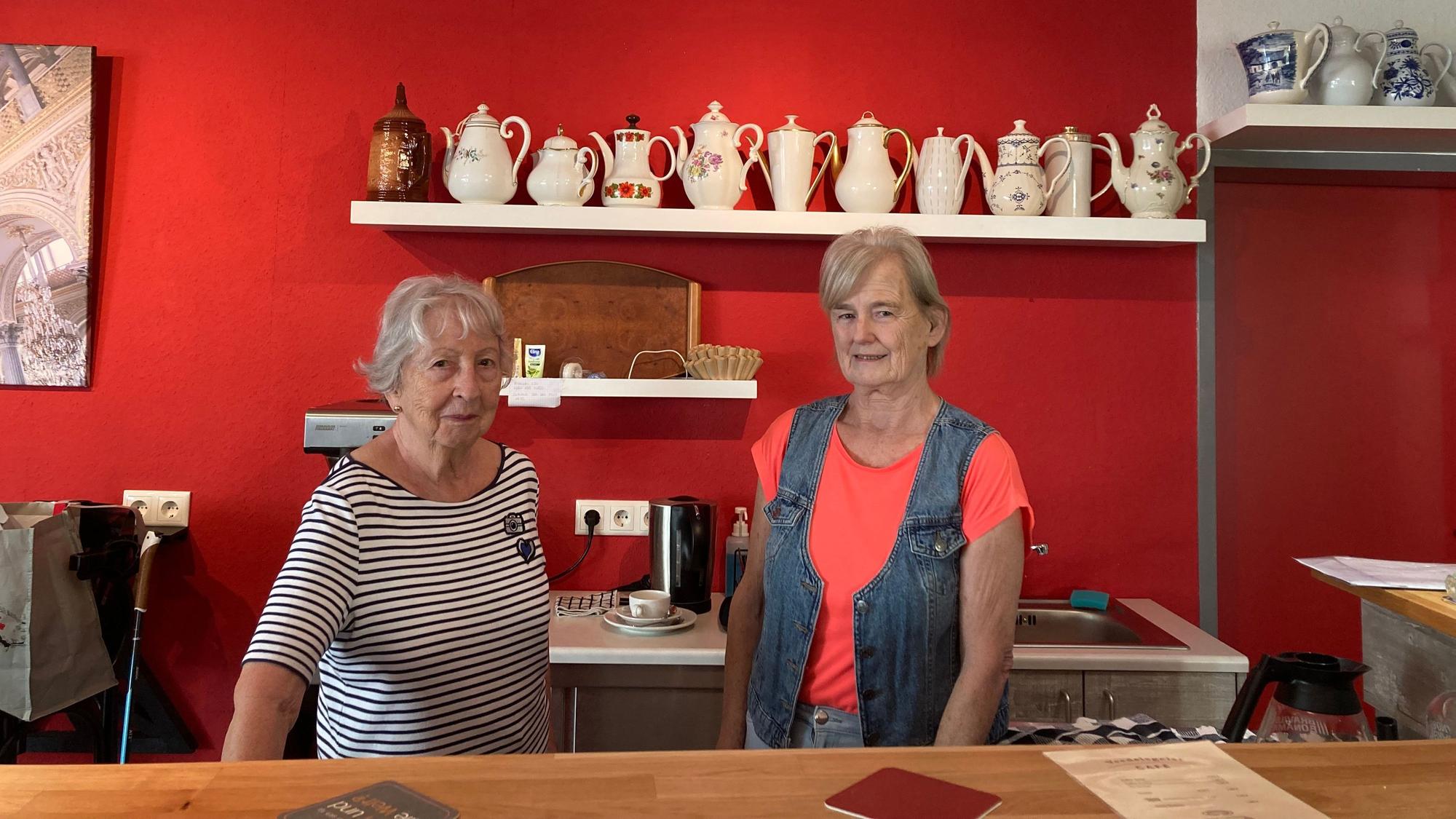 Die Zollstockerinnen Elke Noelle (l.) und Josi Spees helfen ehrenamtlich im Veedelsgeist-Café aus.