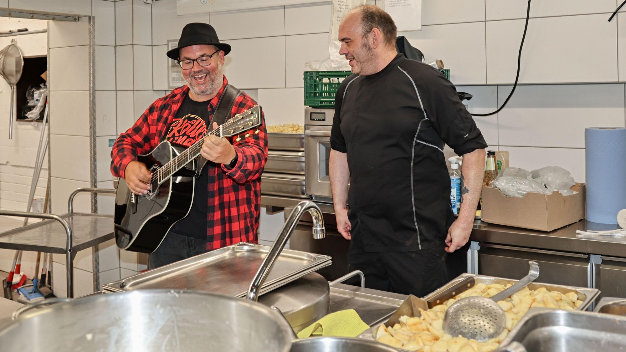 Björn Heuser singt für Koch Chris im Brauhaus.