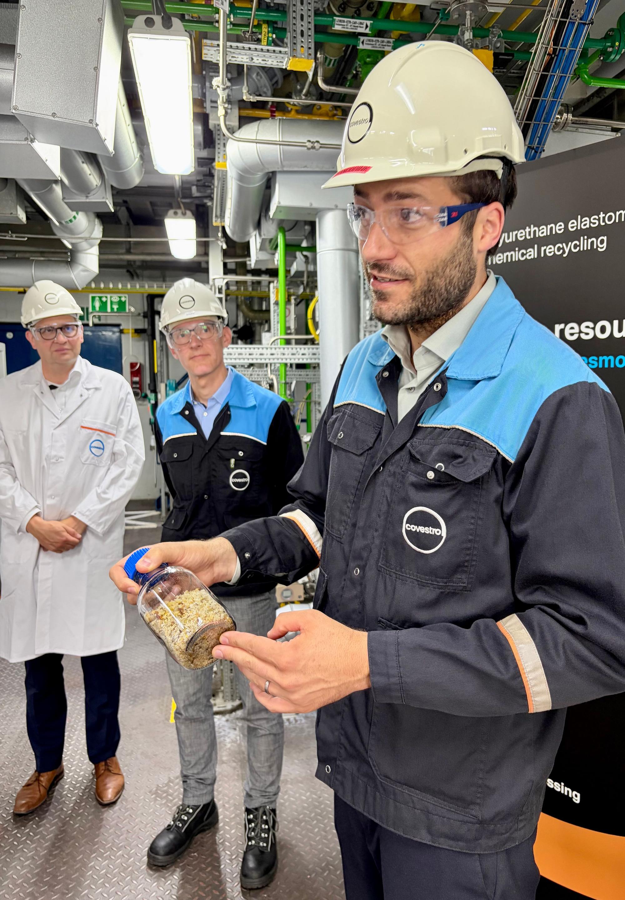 Lennart Sandbrink zeigt ein Fläschchen mit gemahlenem Vulkollan.