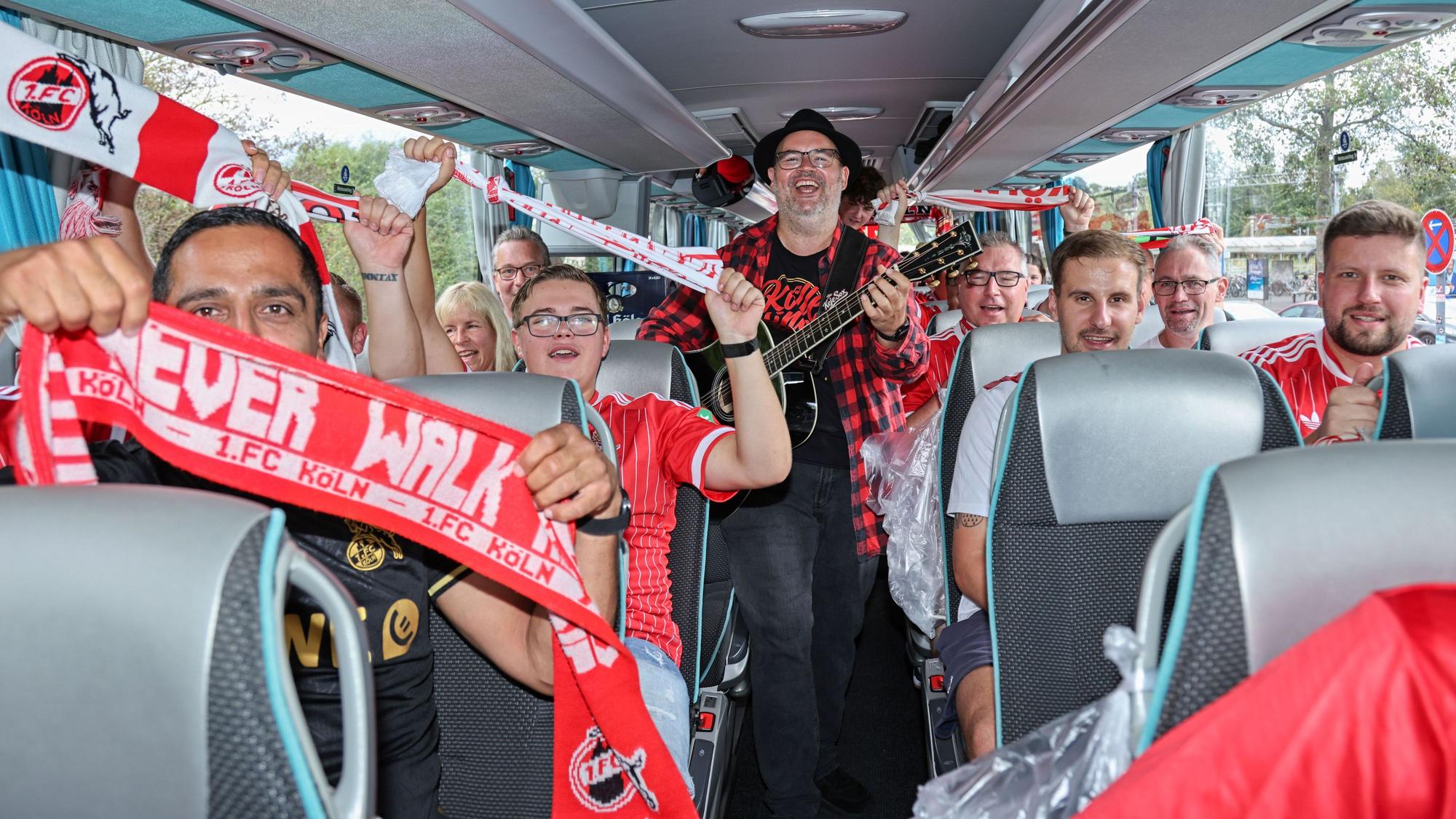 Björn Heuser singt die FC-Hymne im Fanbus.