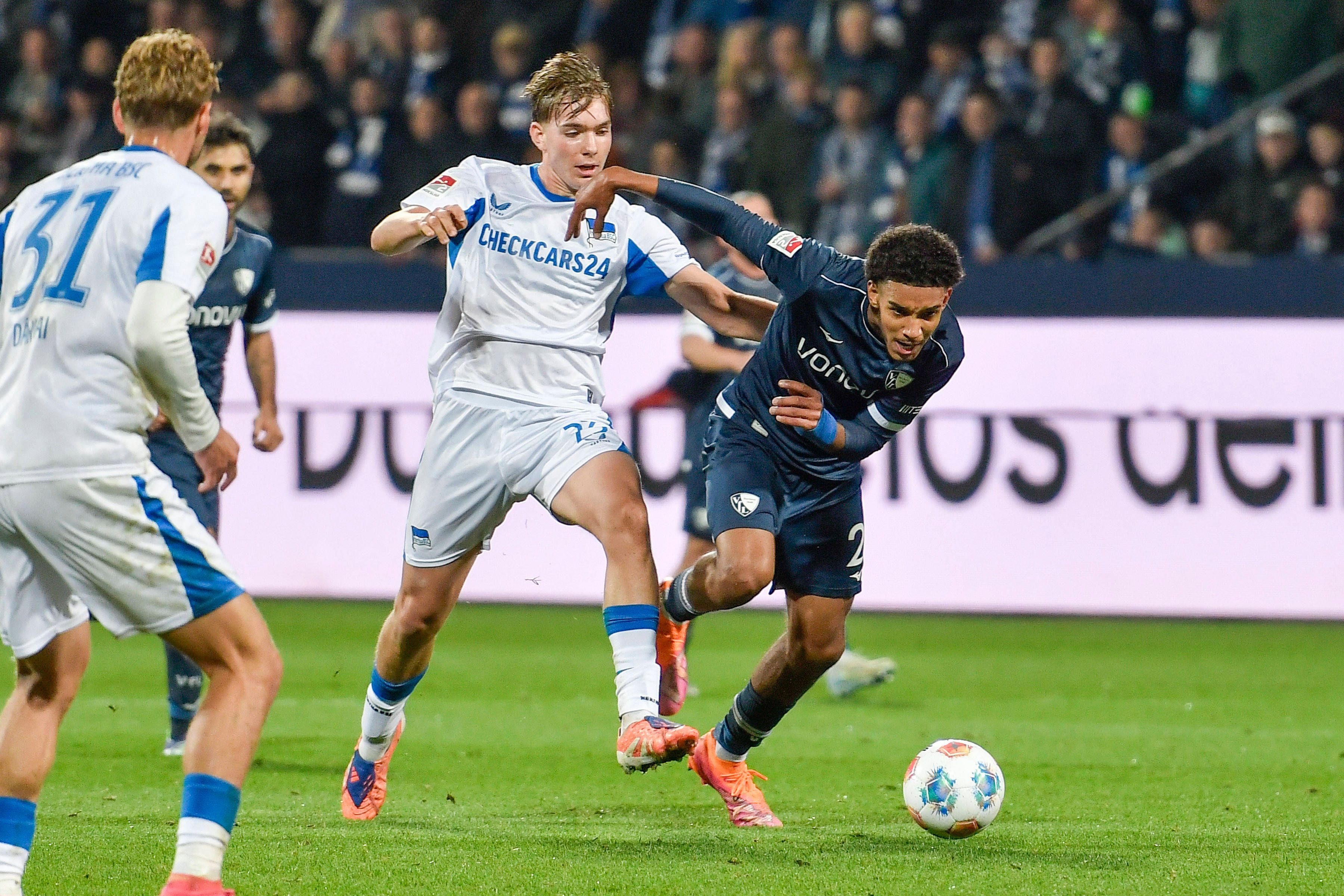 Kennet Eichhorn (l.) im Zweikampf mit Francis Onyeka (r.) in der vergangenen Saisons.