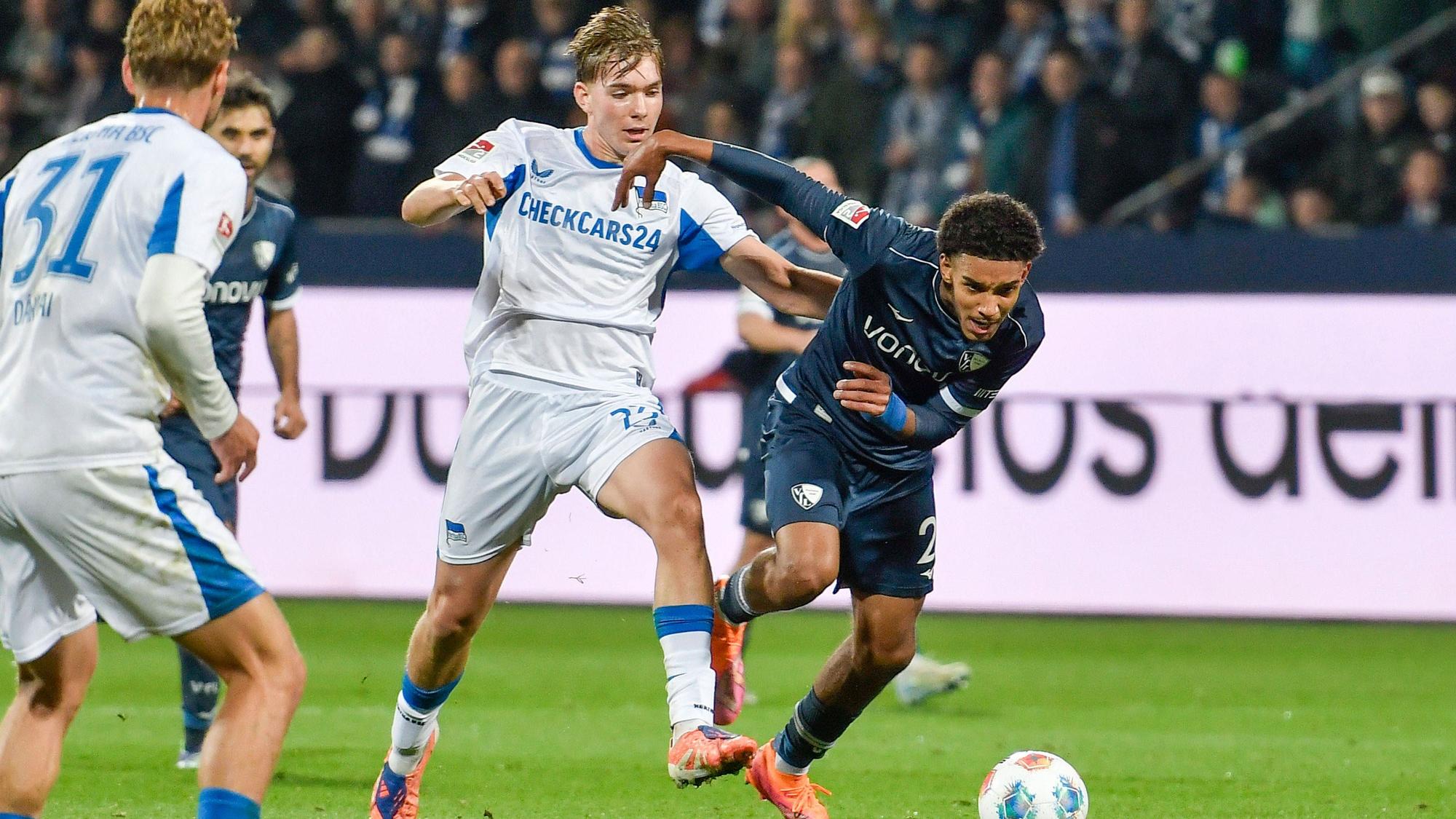 Kennet Eichhorn (l.) im Zweikampf mit Francis Onyeka (r.) in der vergangenen Saisons.
