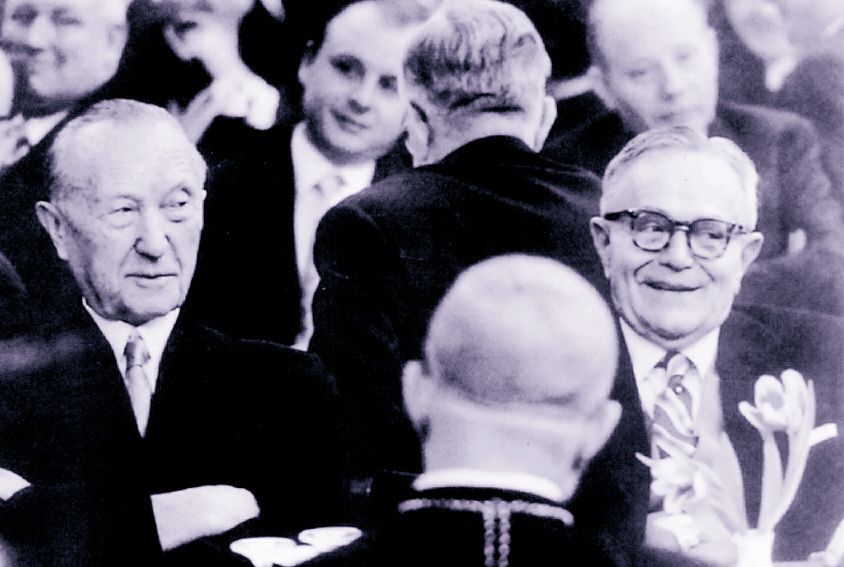 Rundschau-Grüner Reinhold Heinen (r.) mit Konrad Adenauer (l.)