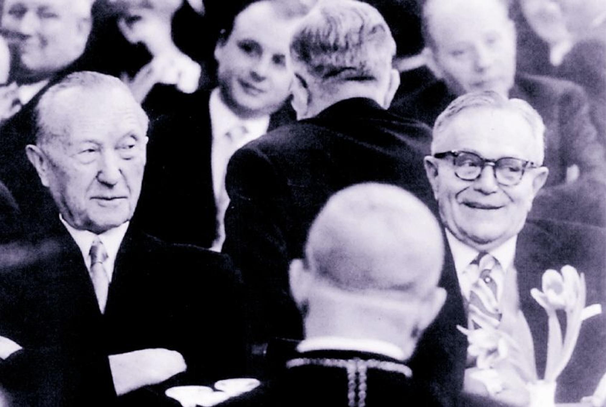 Rundschau-Grüner Reinhold Heinen (r.) mit Konrad Adenauer (l.)