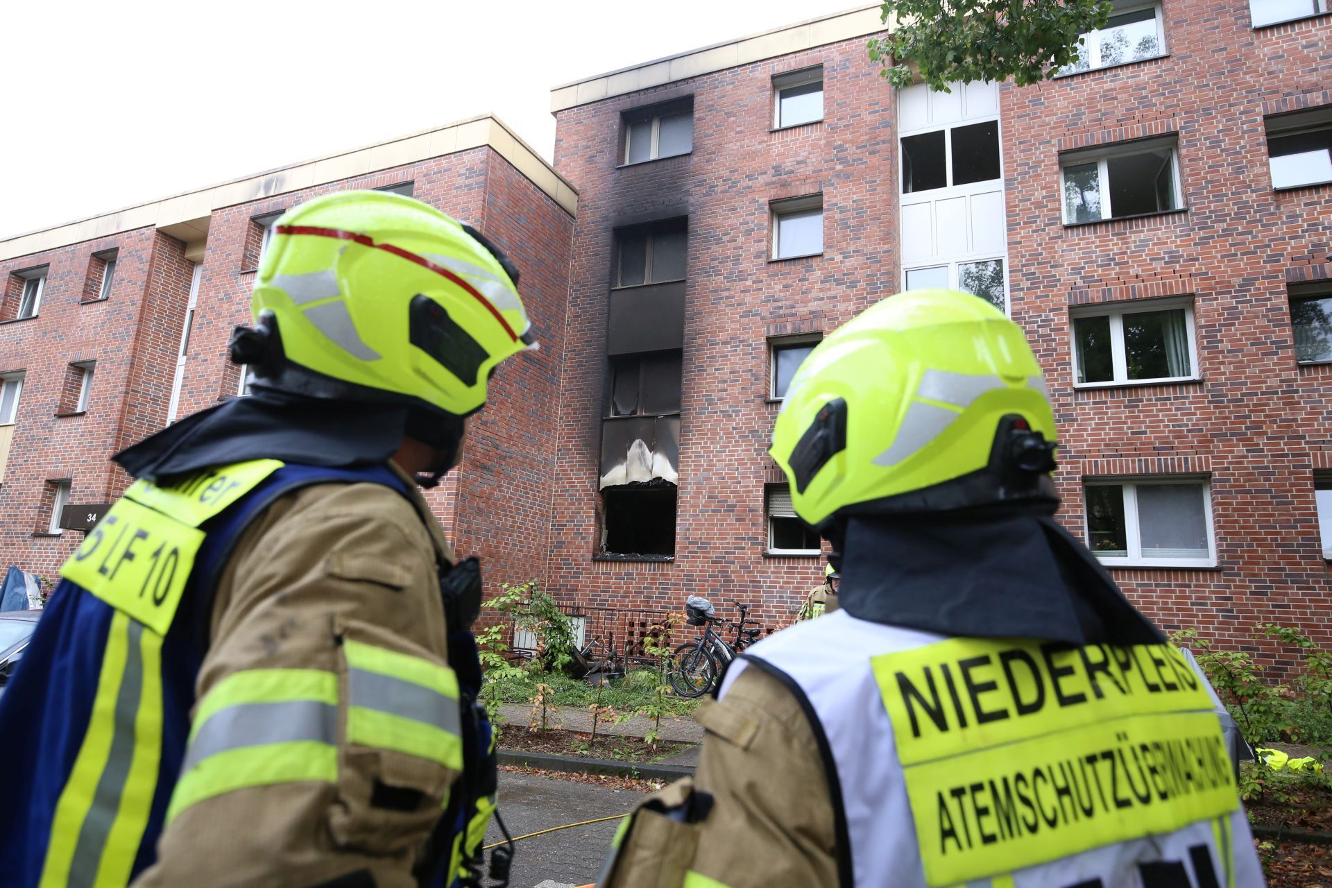 Bei dem Küchenbrand in Sankt Augustin wurden mehrere Wohnungen in Mitleidenschaft gezogen. Der schwarze Rauch stieg aus dem Fenster nach oben.