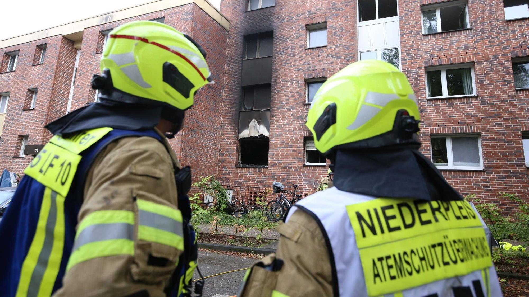 Bei dem Küchenbrand in Sankt Augustin wurden mehrere Wohnungen in Mitleidenschaft gezogen. Der schwarze Rauch stieg aus dem Fenster nach oben.