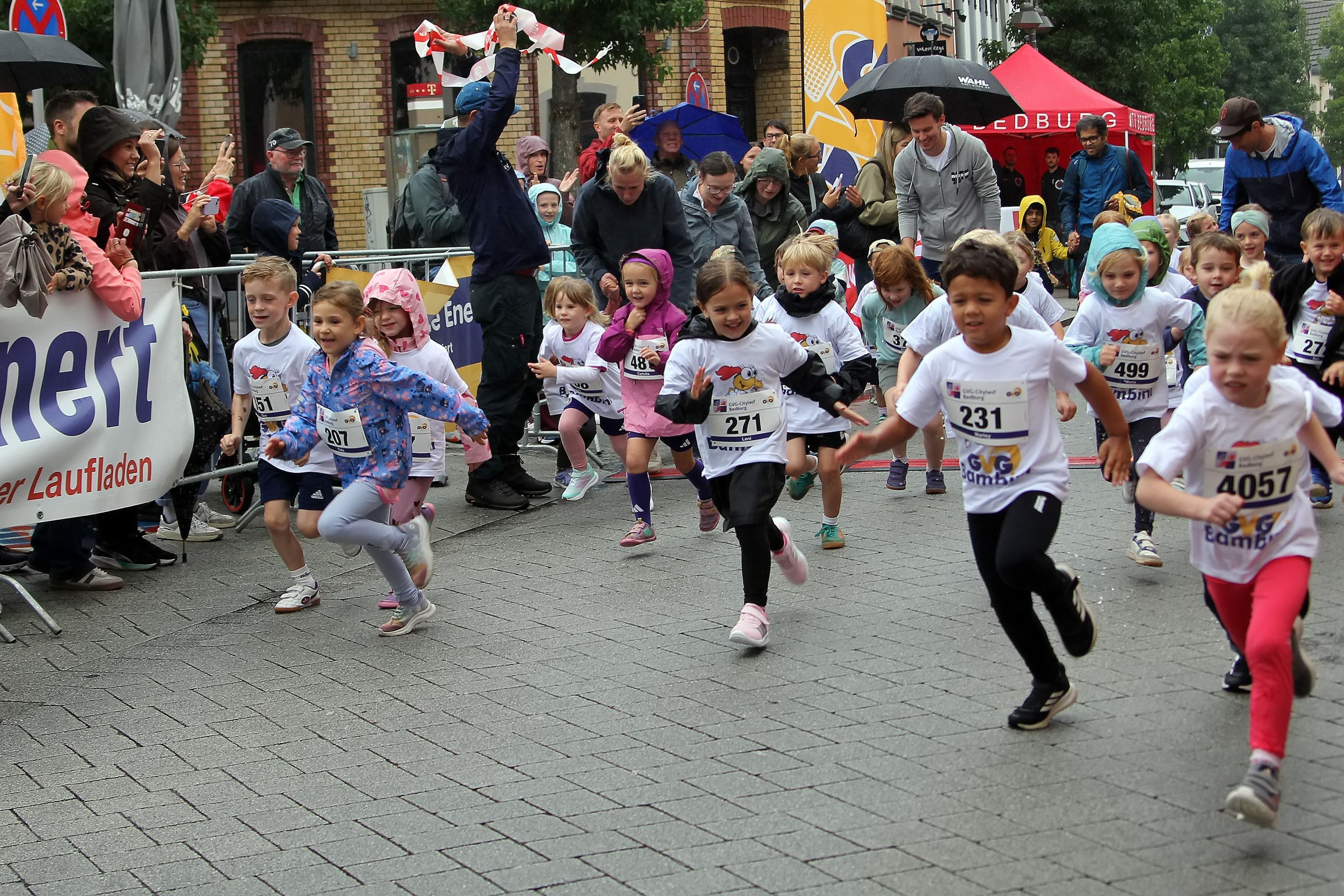 Auf dem Bild sind Kinder am Start eines Laufs zu sehen.