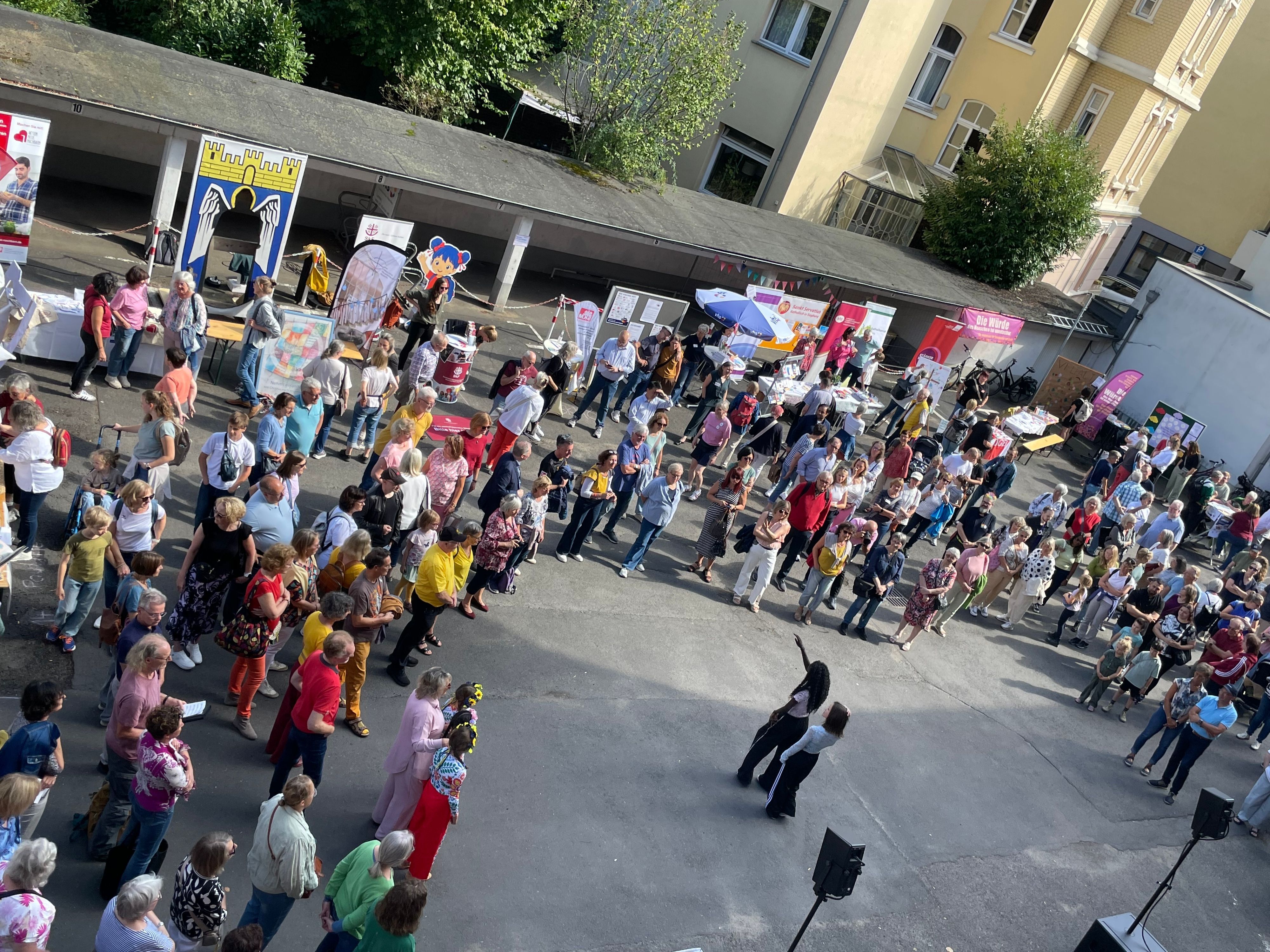 Der Blick von oben: Viele Menschen kamen zum Tag der Demokratie in Siegburg.