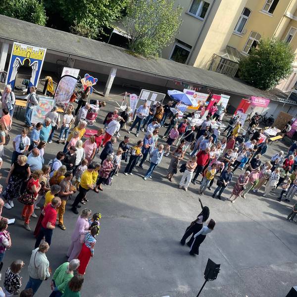 Der Blick von oben: Viele Menschen kamen zum Tag der Demokratie in Siegburg.