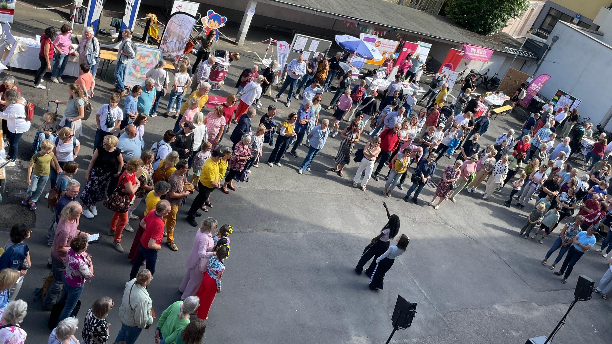 Der Blick von oben: Viele Menschen kamen zum Tag der Demokratie in Siegburg.