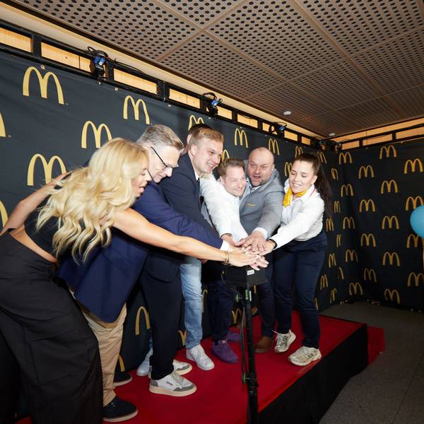 Betreiber Mats Riepenhausen und Gäste drücken zur Eröffnung der neuen McDonalds'-Fliliale gemeinsam auf einen Buzzer.