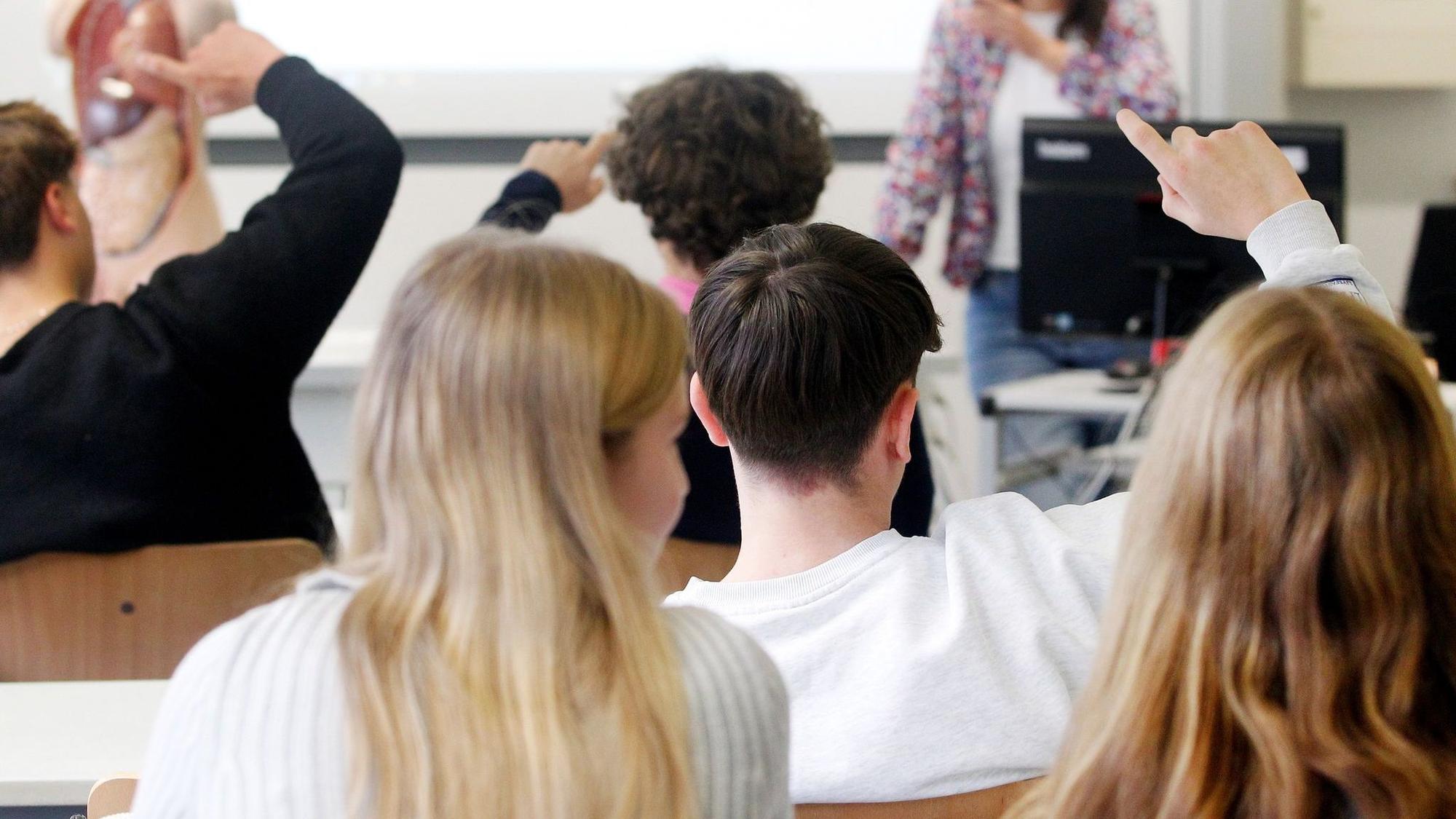 Schülerinnen und Schüler im Unterricht