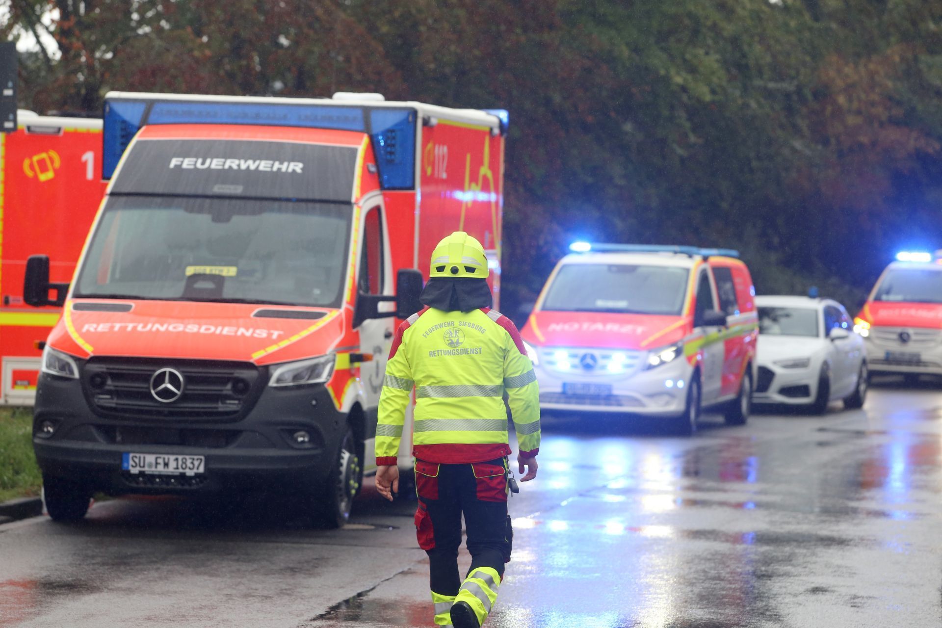 Brand in Sankt Augustin-Niederpleis, Am Engelsgraben, Hochhauskomplex. B5 ausgelöst.