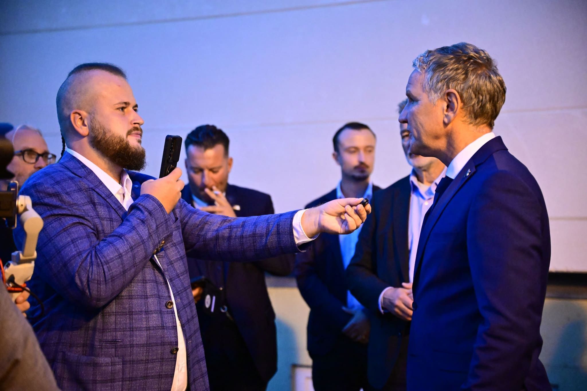 Die Grenzen verschwimmen: Björn Höcke (rechts), Vorsitzender der AfD in Thüringen, gibt bei der Wahlparty der AfD ein Interview mit dem Influencer „Aktivist Mann".