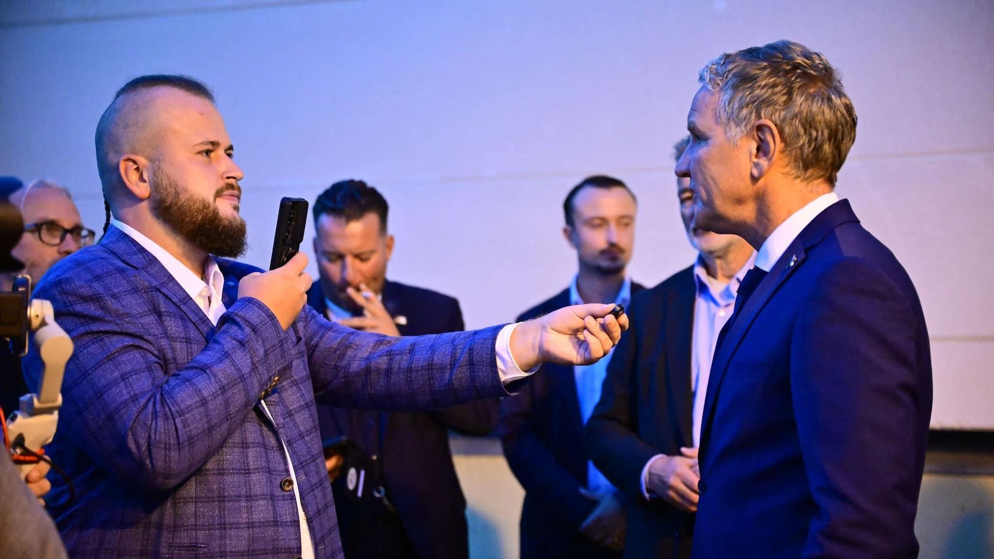 Die Grenzen verschwimmen: Björn Höcke (rechts), Vorsitzender der AfD in Thüringen, gibt bei der Wahlparty der AfD ein Interview mit dem Influencer „Aktivist Mann".