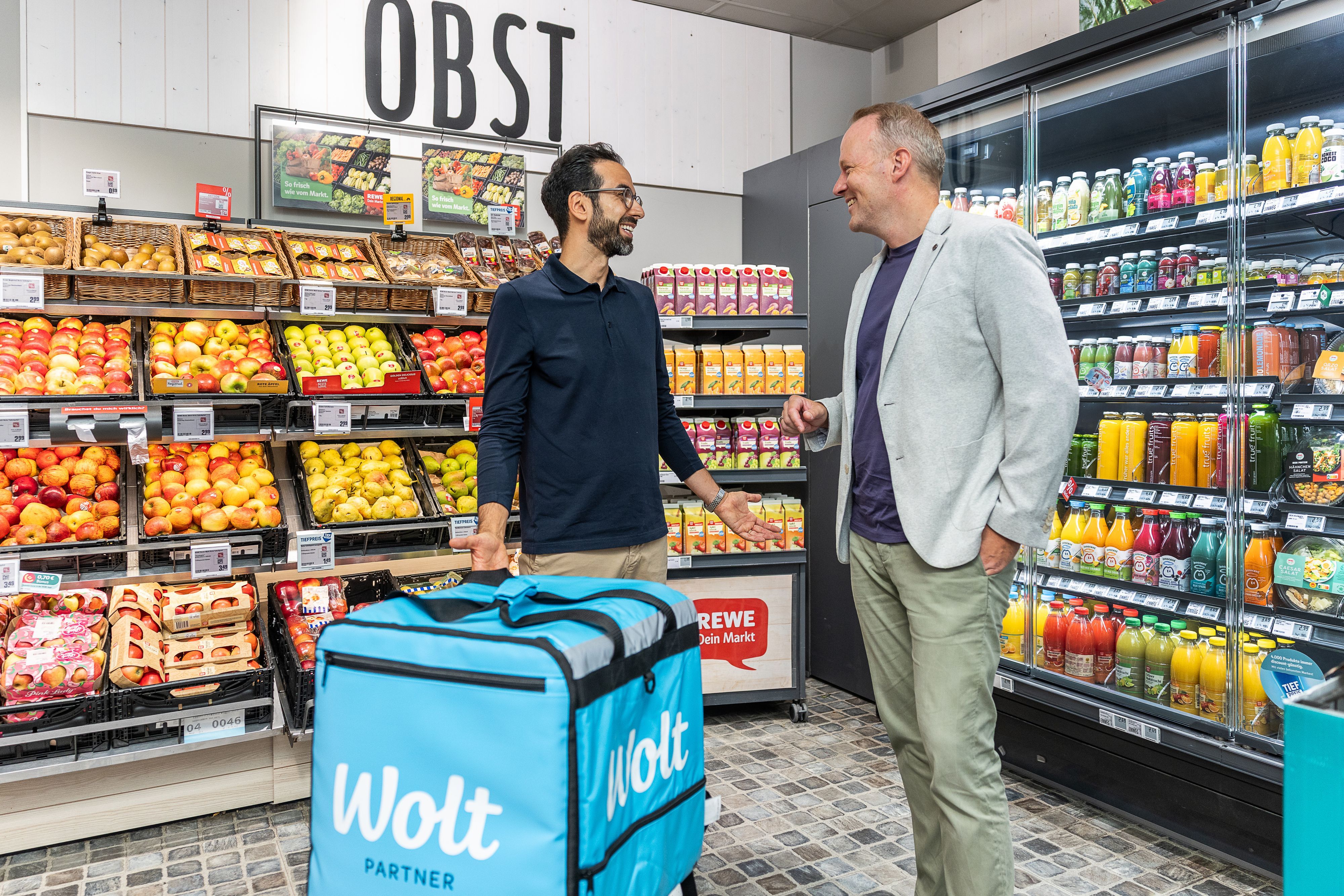 Rewe E-Commerce-Chef Clemens Bauer (r.) und Wolt Retail-Chef Bassel Soukar in einer Rewe-Frischeabteilung