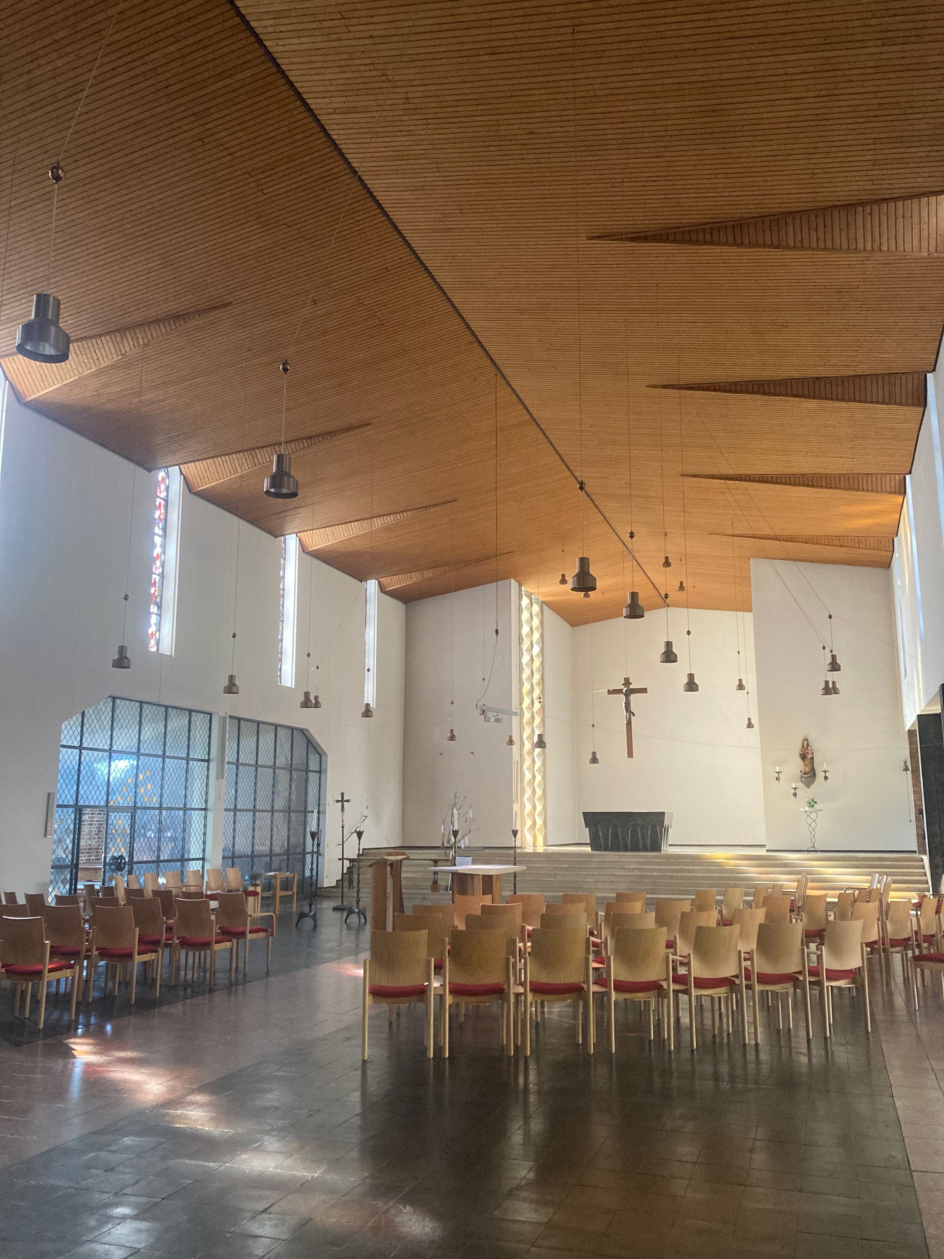 Die Stühle ersetzten die unflexiblen Kirchenbänke. Auf diese Weise öffnet die Kirche nicht nur für Gottesdienste, sondern bietet Raum für Veranstaltungen wie Lesungen oder Ausstellungen.