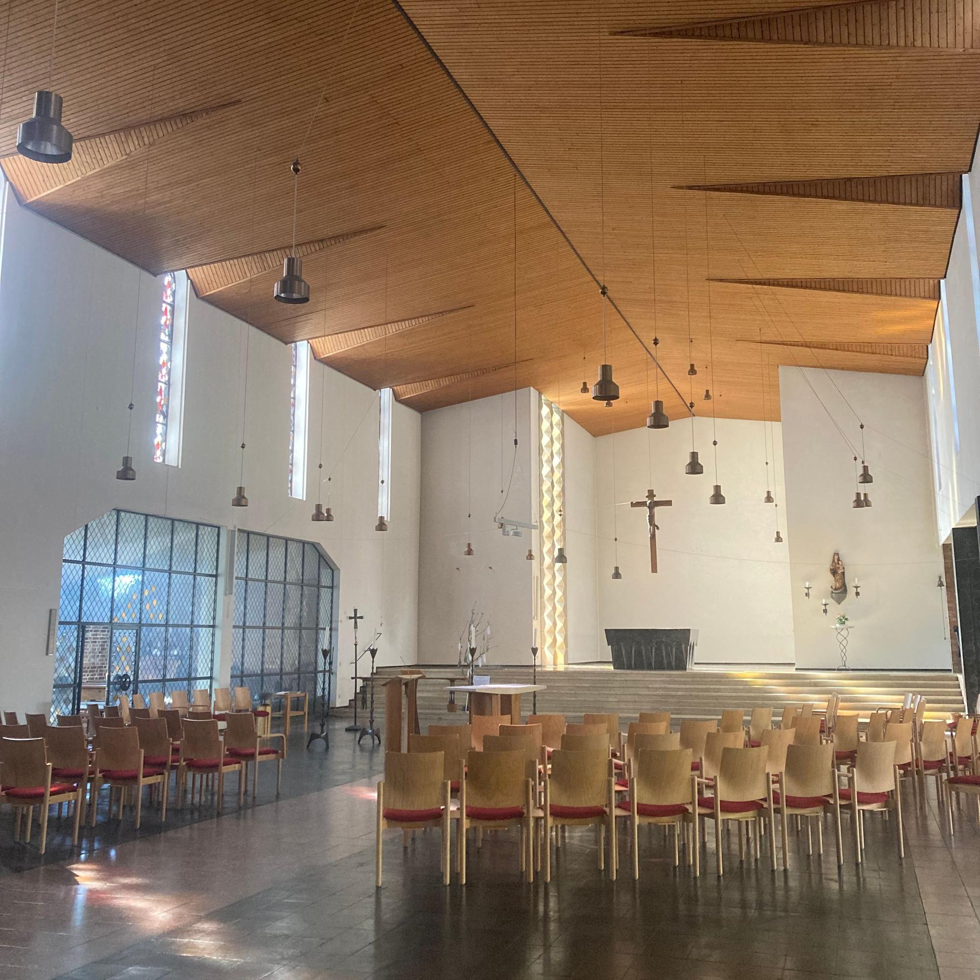 Die Stühle ersetzten die unflexiblen Kirchenbänke. Auf diese Weise öffnet die Kirche nicht nur für Gottesdienste, sondern bietet Raum für Veranstaltungen wie Lesungen oder Ausstellungen.