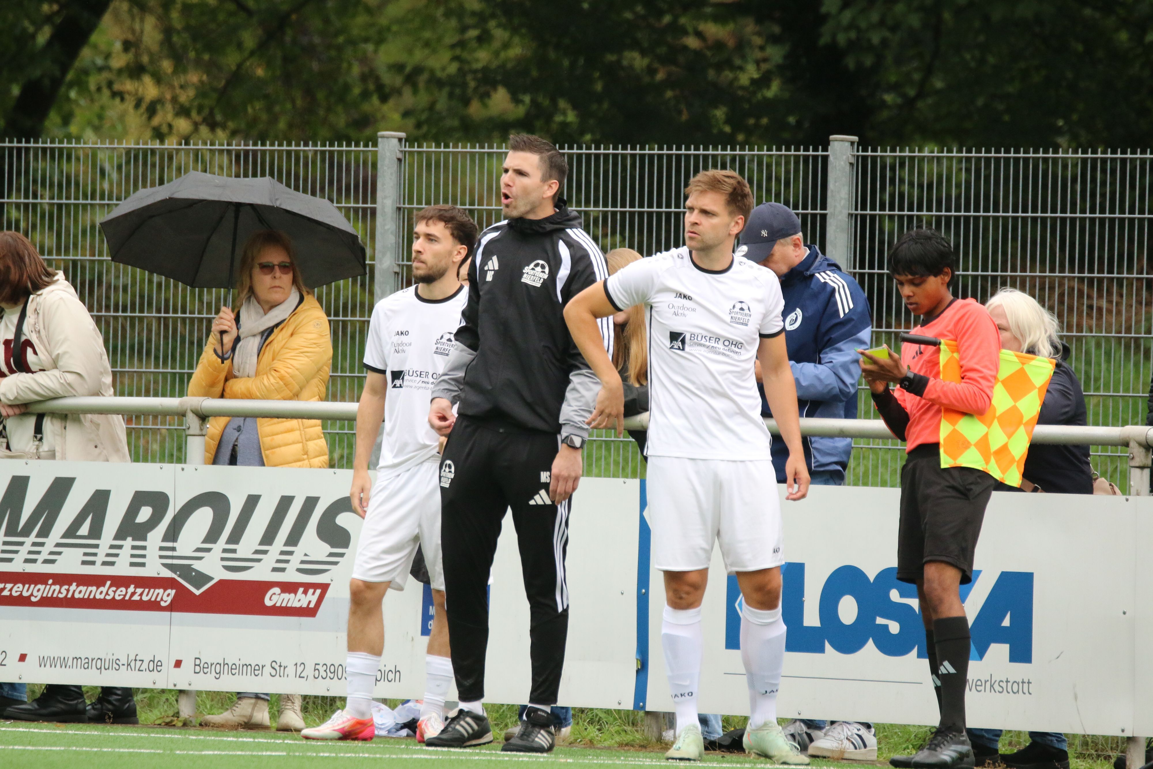 Das Bild zeigt den Nierfelder Coach an der Seitenlinie.