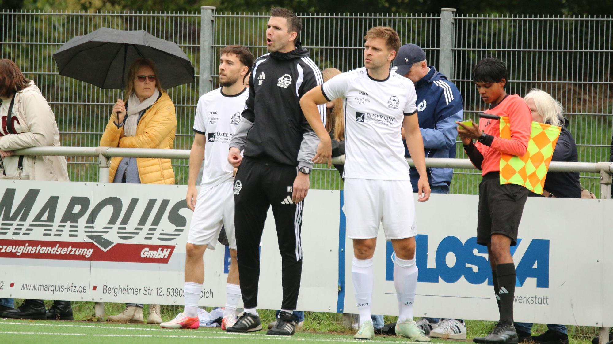 Das Bild zeigt den Nierfelder Coach an der Seitenlinie.