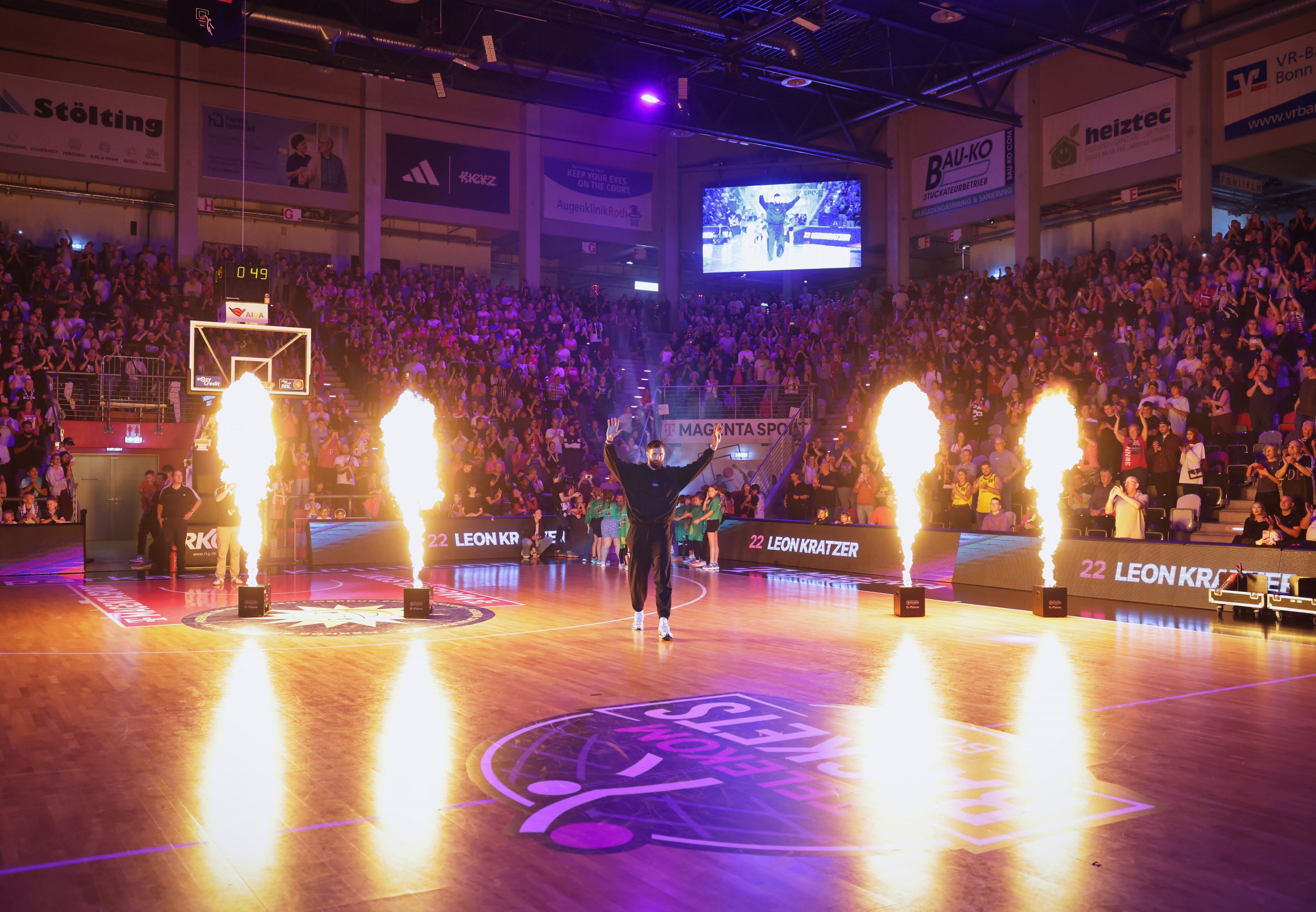 Die Vorstellung der Baskets-Spieler war ein Riesenspektakel im Telekom Dome. Anschließend besiegte Bonn den Gast aus Nanterre in einem fulminanten Endspurt.