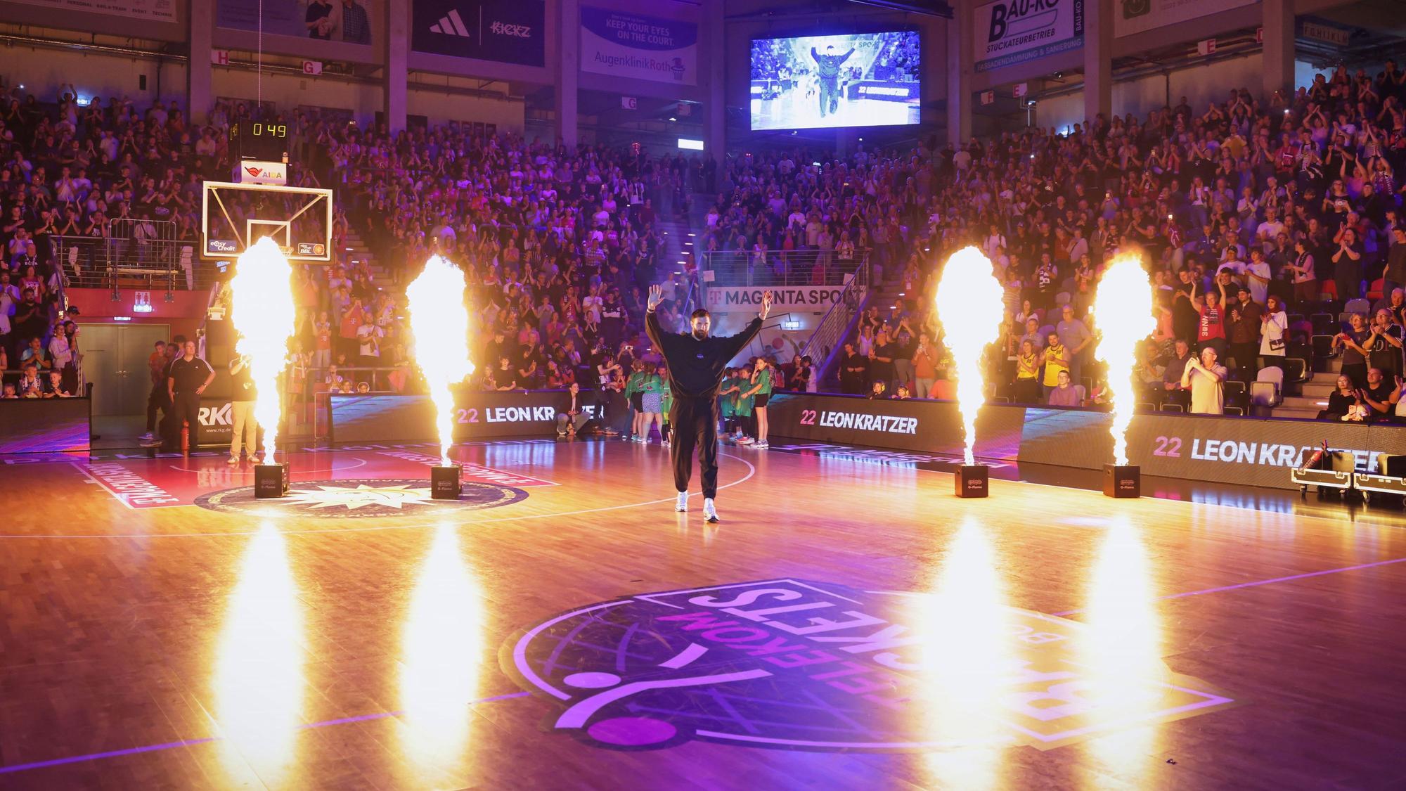 Die Vorstellung der Baskets-Spieler war ein Riesenspektakel im Telekom Dome. Anschließend besiegte Bonn den Gast aus Nanterre in einem fulminanten Endspurt.