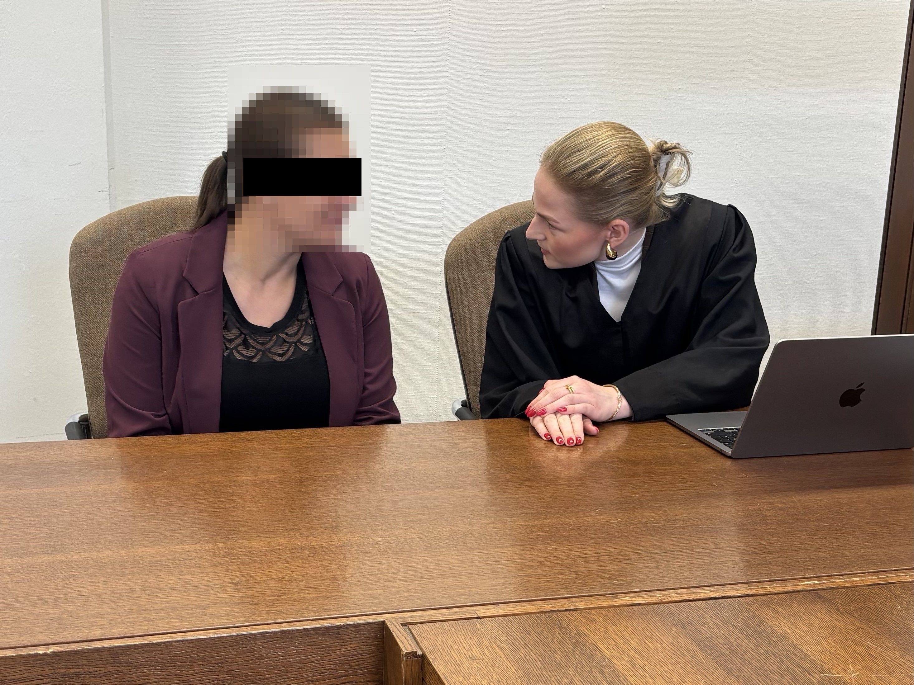 Zu sehen ist die 35 Jahre alte Angeklagte mit ihrer Anwältin im Gerichtssaal.