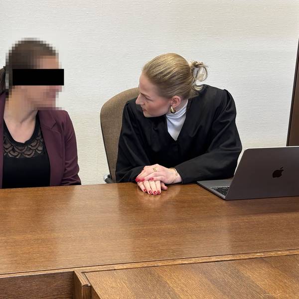 Zu sehen ist die 35 Jahre alte Angeklagte mit ihrer Anwältin im Gerichtssaal.