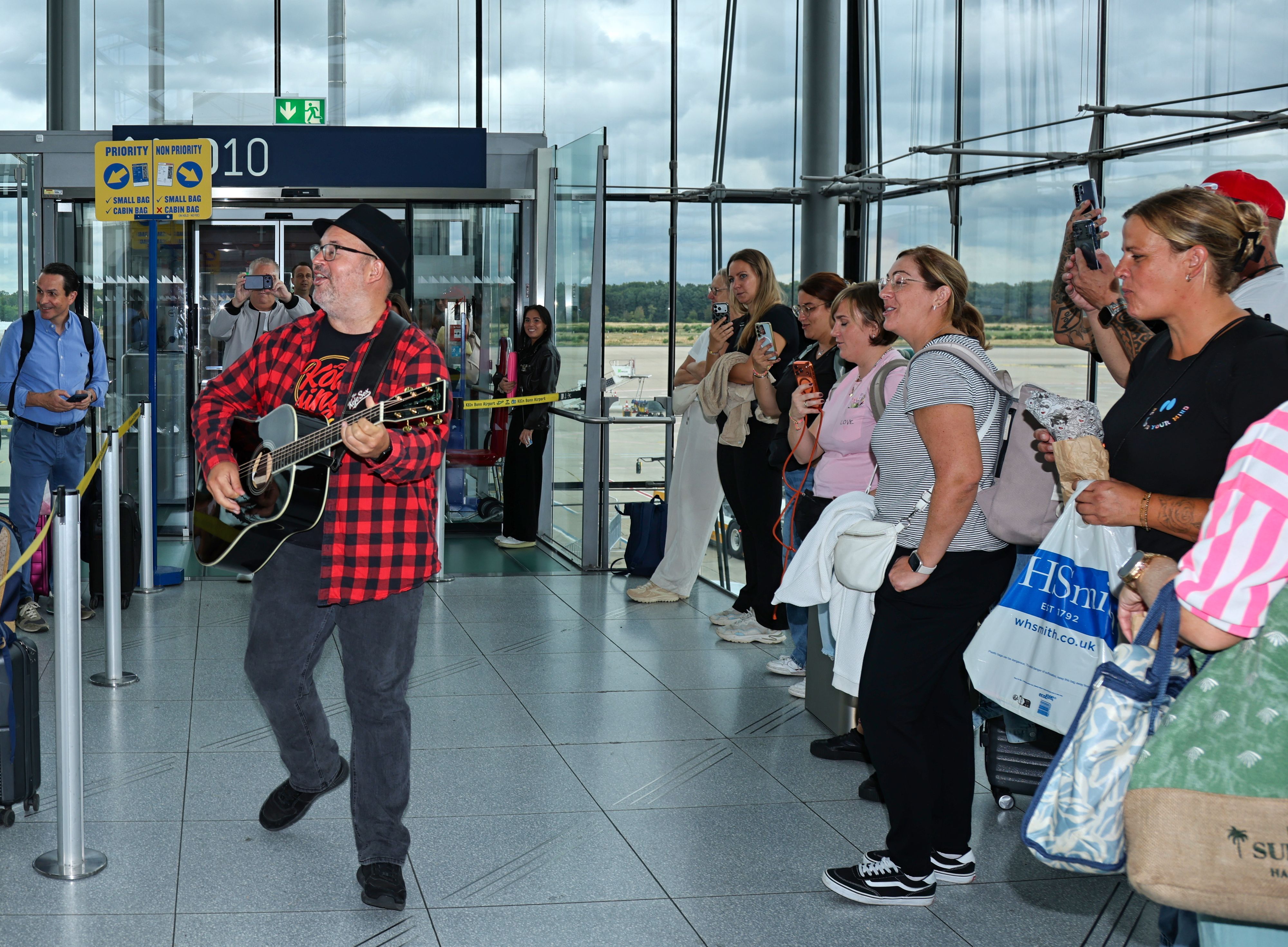 Björn Heuser singt am Flughafen-Gate für die Passagiere.