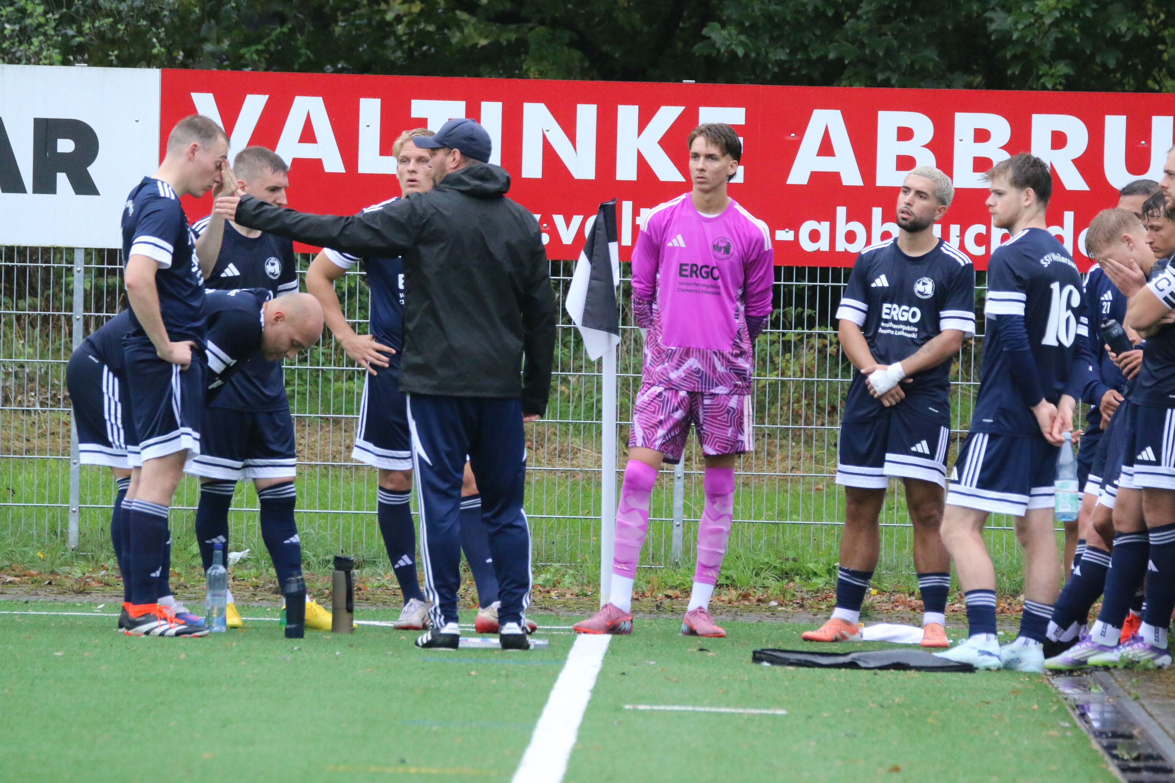 Das Bild zeigt die Spieler des SSV in der Halbzeitpause, die auf dem Platz verbracht wird.