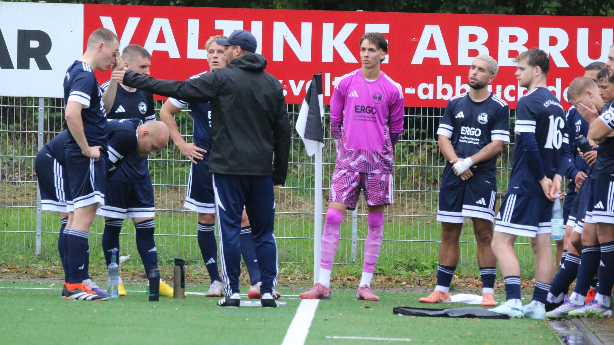 Das Bild zeigt die Spieler des SSV in der Halbzeitpause, die auf dem Platz verbracht wird.