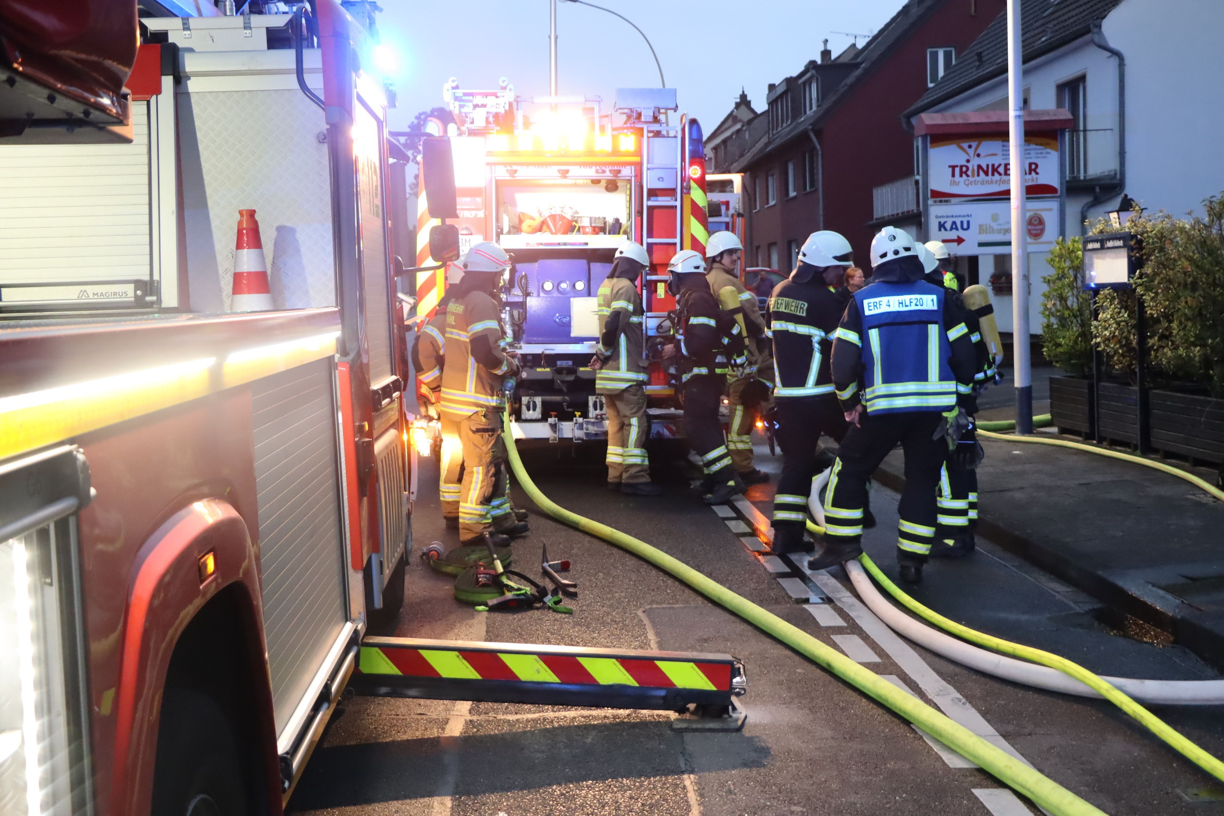 Rund 35 Feuerwehrleute waren in Brühl im Einsatz.