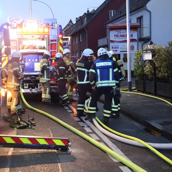 Rund 35 Feuerwehrleute waren in Brühl im Einsatz.