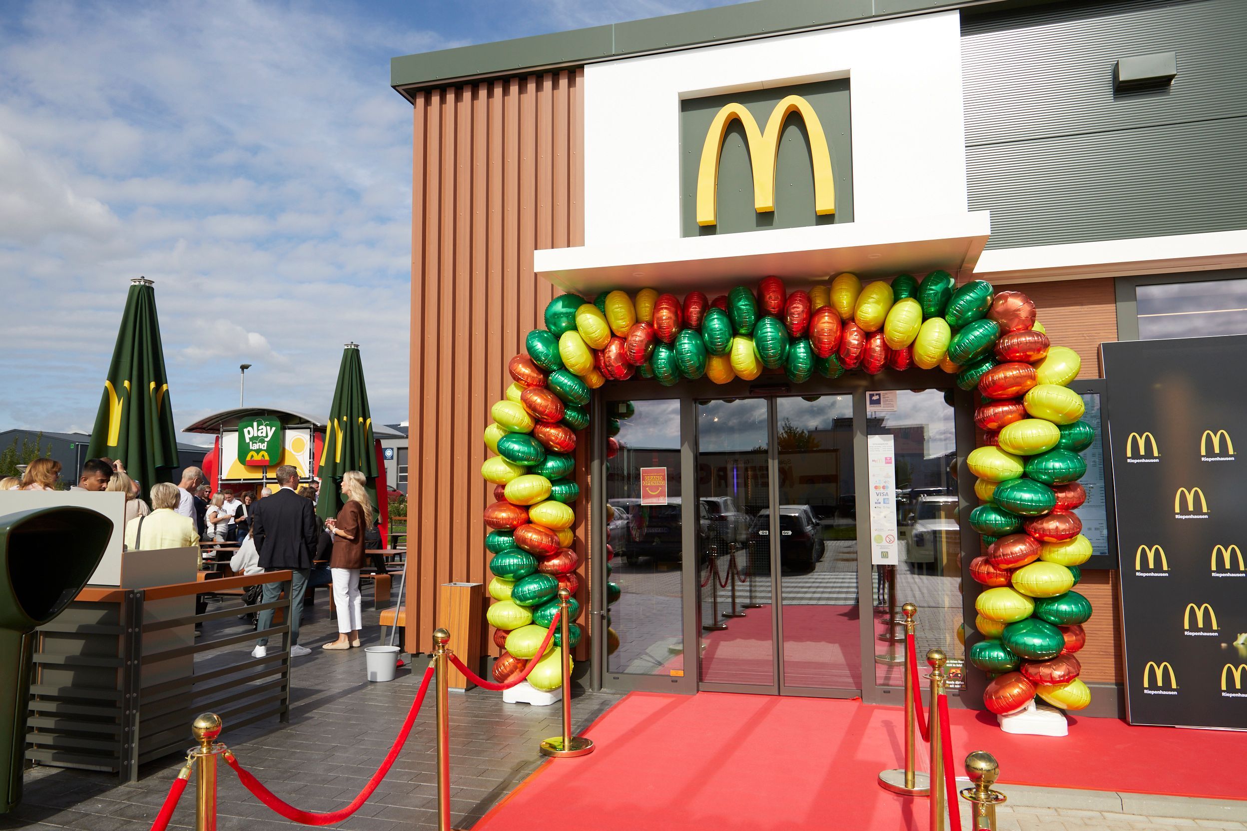 Der Eingang zur McDonalds-Filiale in Kommern ist mit einer bunten Girlande aus Luftballons geschmückt.
