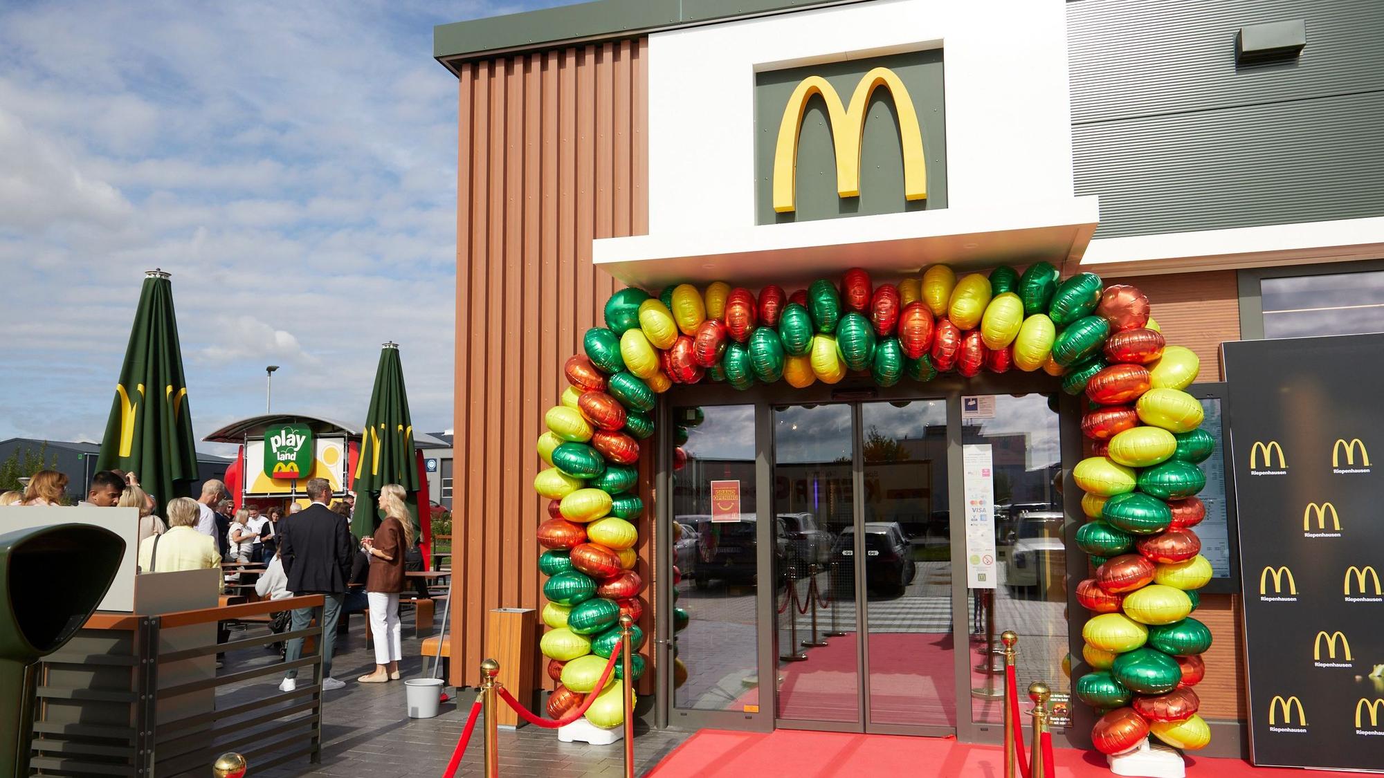 Der Eingang zur McDonalds-Filiale in Kommern ist mit einer bunten Girlande aus Luftballons geschmückt.