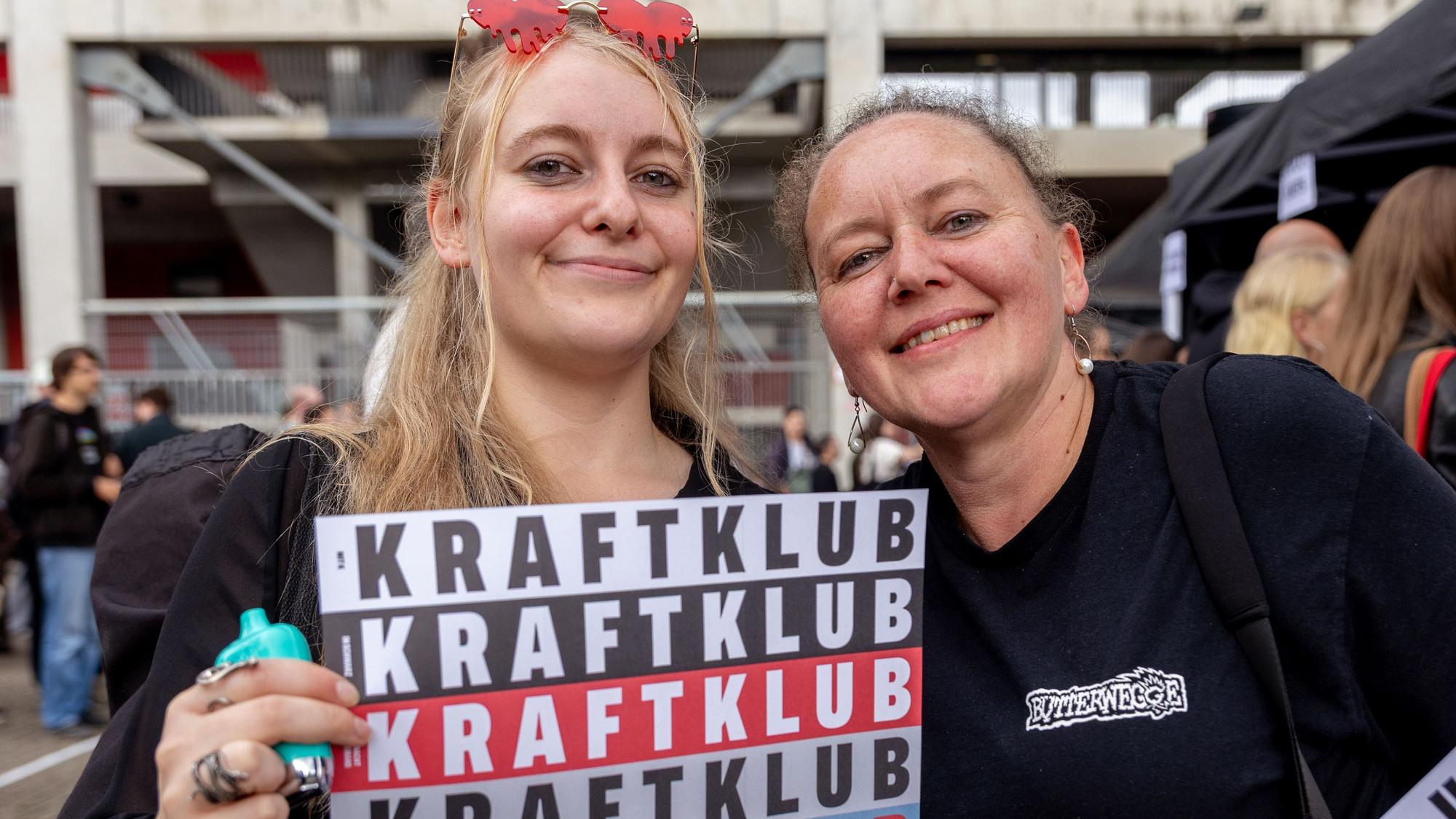 Fans zeigen ihre Tickets für das Kraftklub-Konzert in Köln.