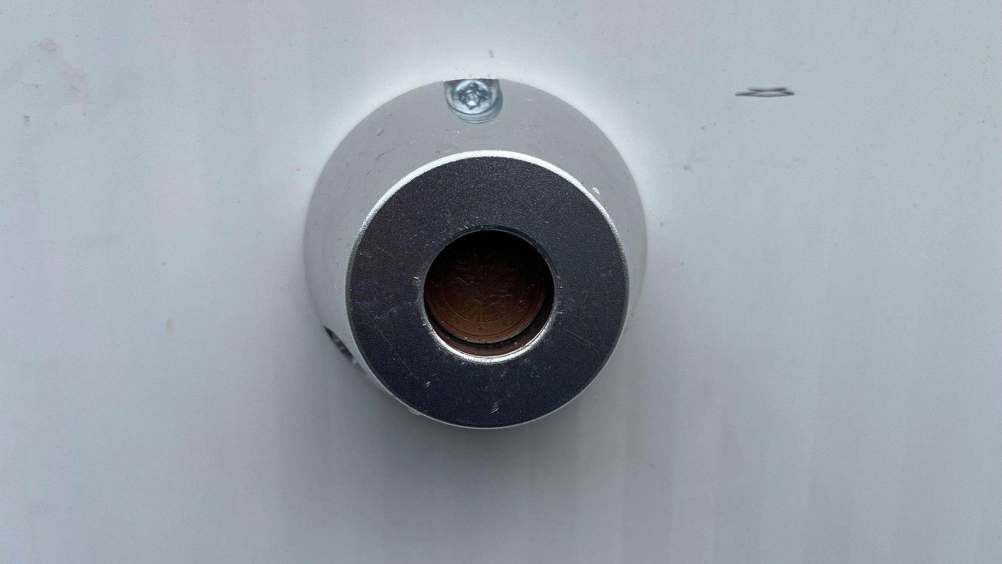 Das Gerät ist rund und aus Metall.