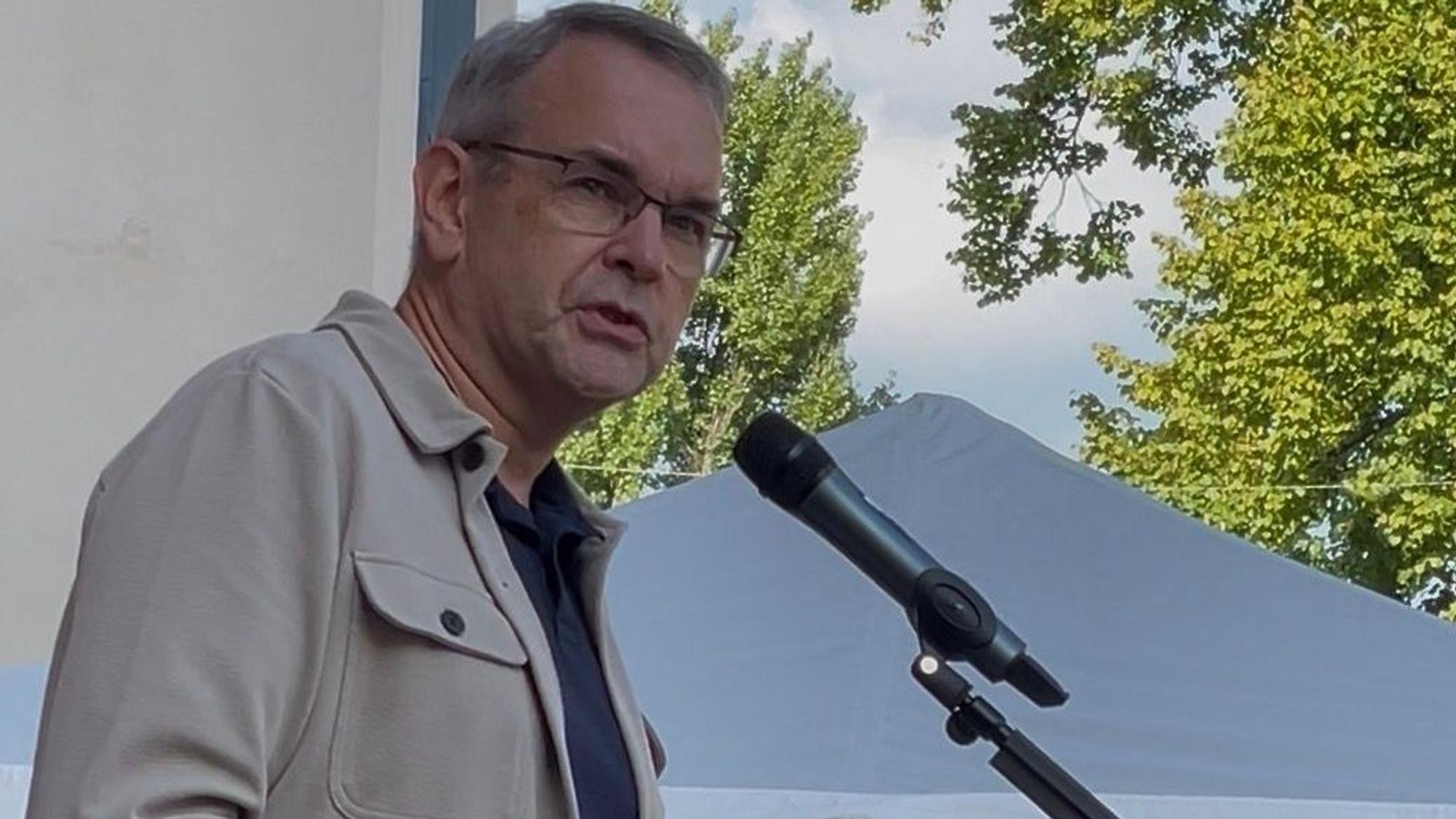 Bürgermeister Stefan Rosemann kündigte den Beitritt der Stadt zum Bündnis für Demokratie und Vielfalt an.